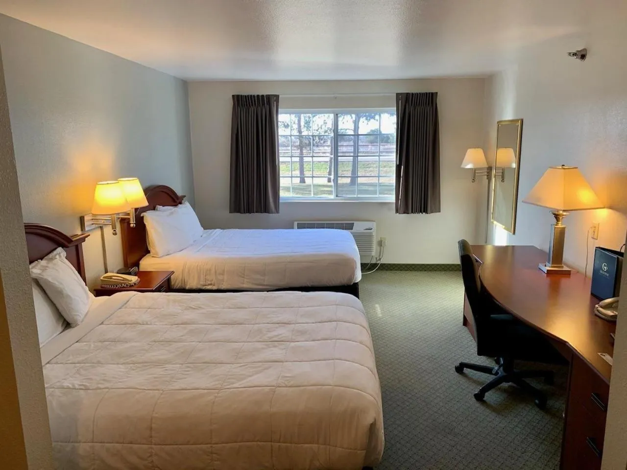 Bed in GrandStay Hotel & Suites Becker