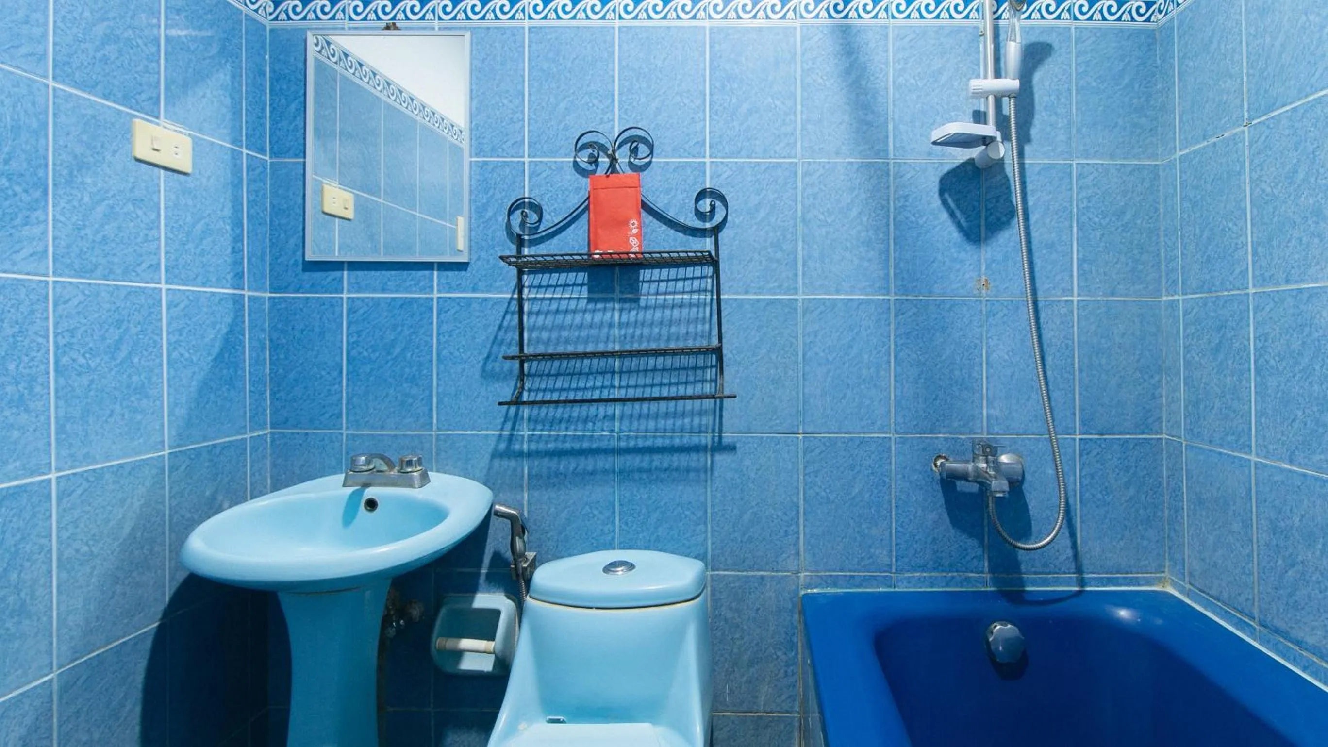 Shower in RedDoorz @ Marifa Hotel Angeles Pampanga