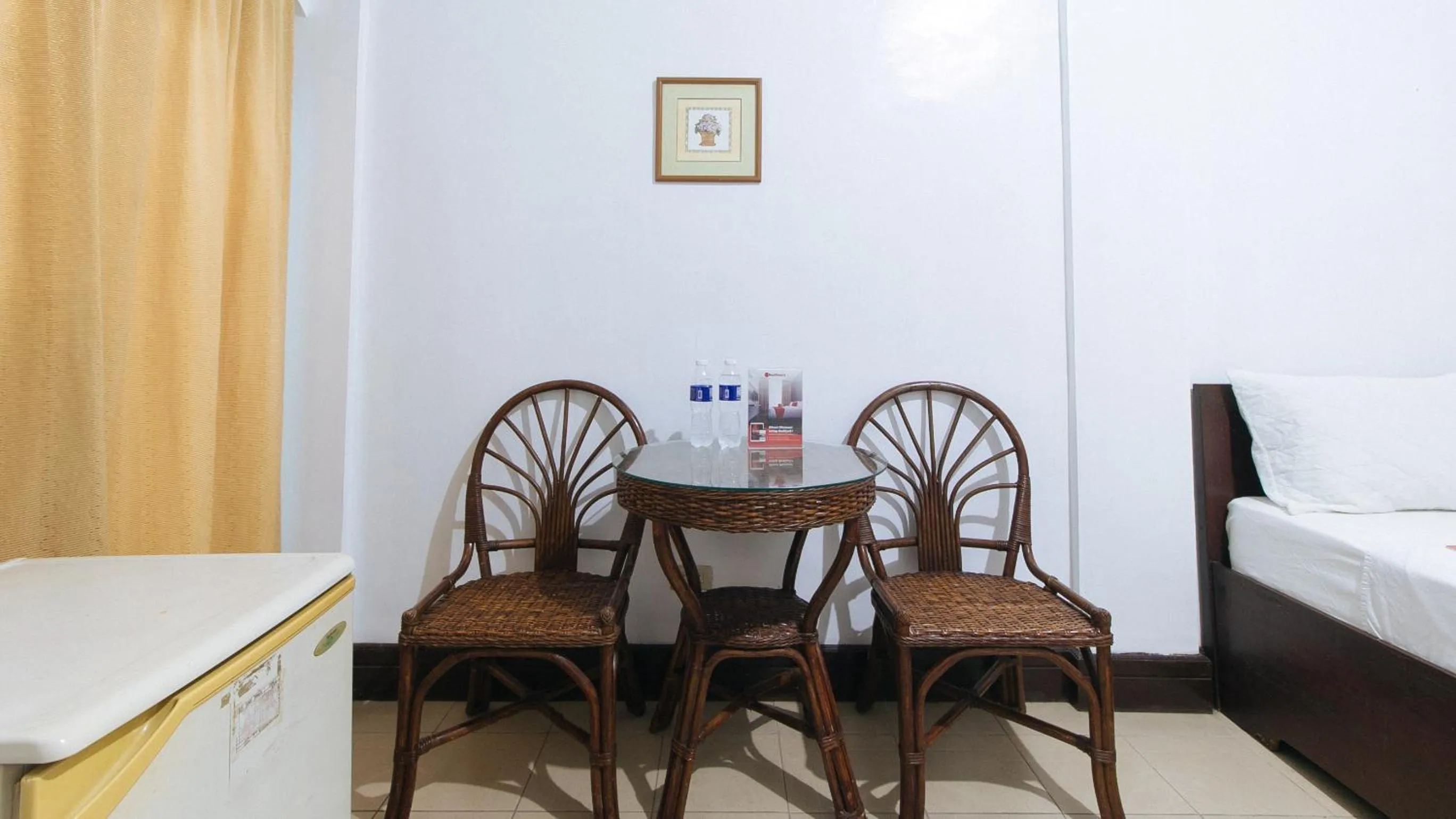 Seating area, Bed in RedDoorz @ Marifa Hotel Angeles Pampanga