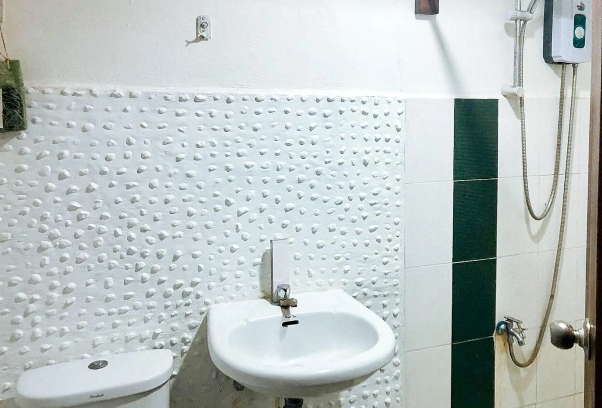 Shower in RedDoorz Hostel at Deomar Hometel & Farm Cafe Vigan Ilocos