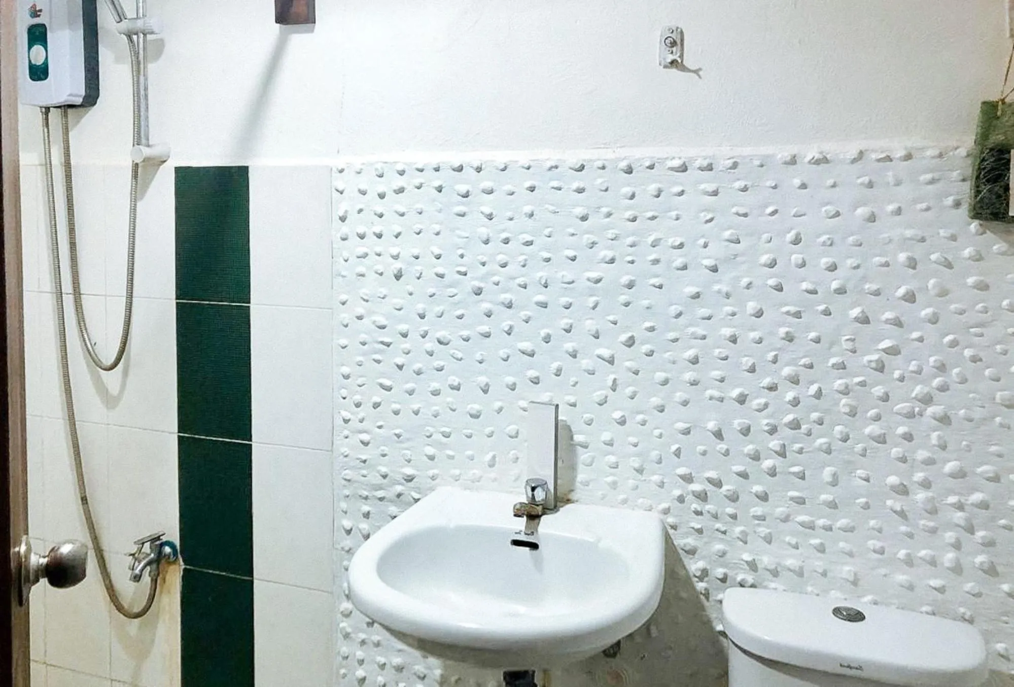 Shower in RedDoorz Hostel at Deomar Hometel & Farm Cafe Vigan Ilocos
