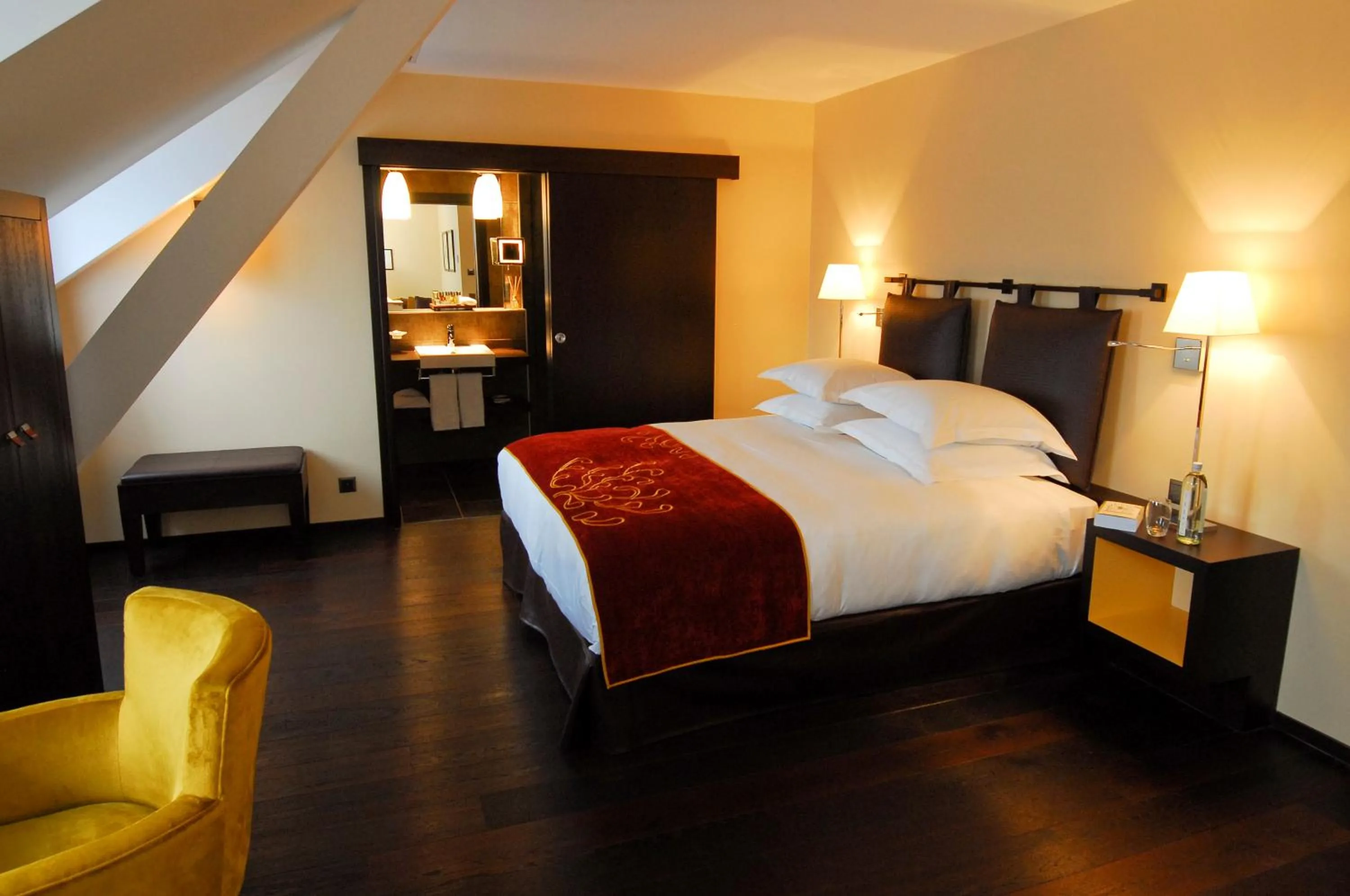 Bed in Eastwest Hôtel by Malone