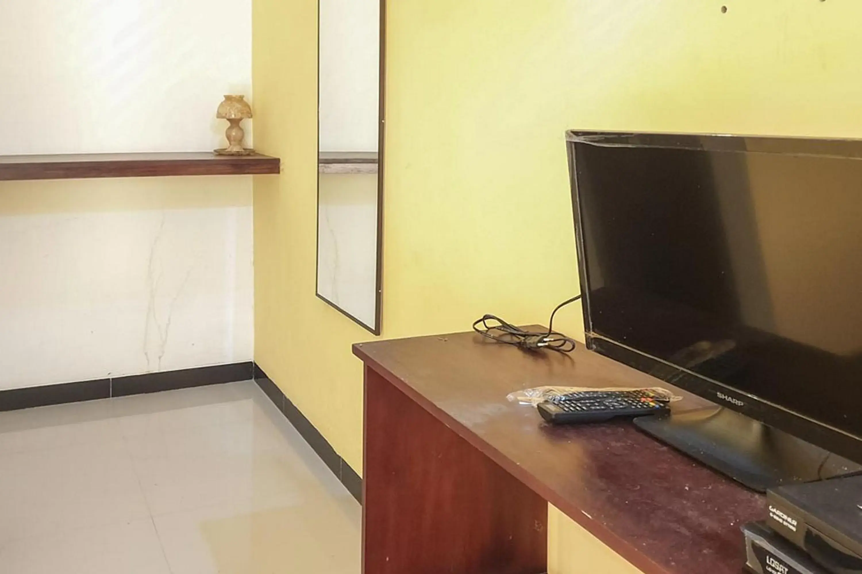 Deluxe Twin Room in Bromo 22 Homestay Syariah near Terminal Bayuangga Probolinggo Mitra RedDoorz Deluxe Twin Room in Bromo 22 Homestay Syariah near Terminal Bayuangga Probolinggo Mitra RedDoorz