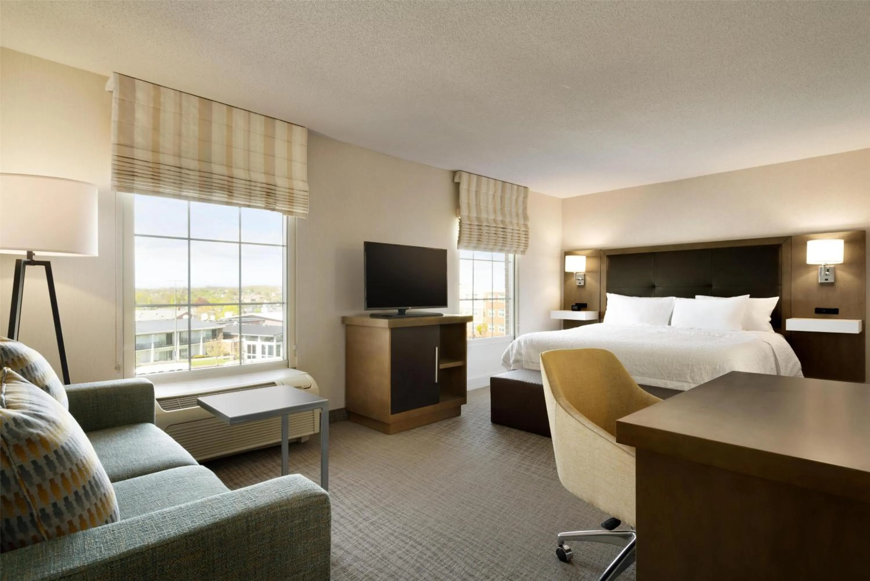 Bedroom, Bed in Hampton Inn & Suites Middletown