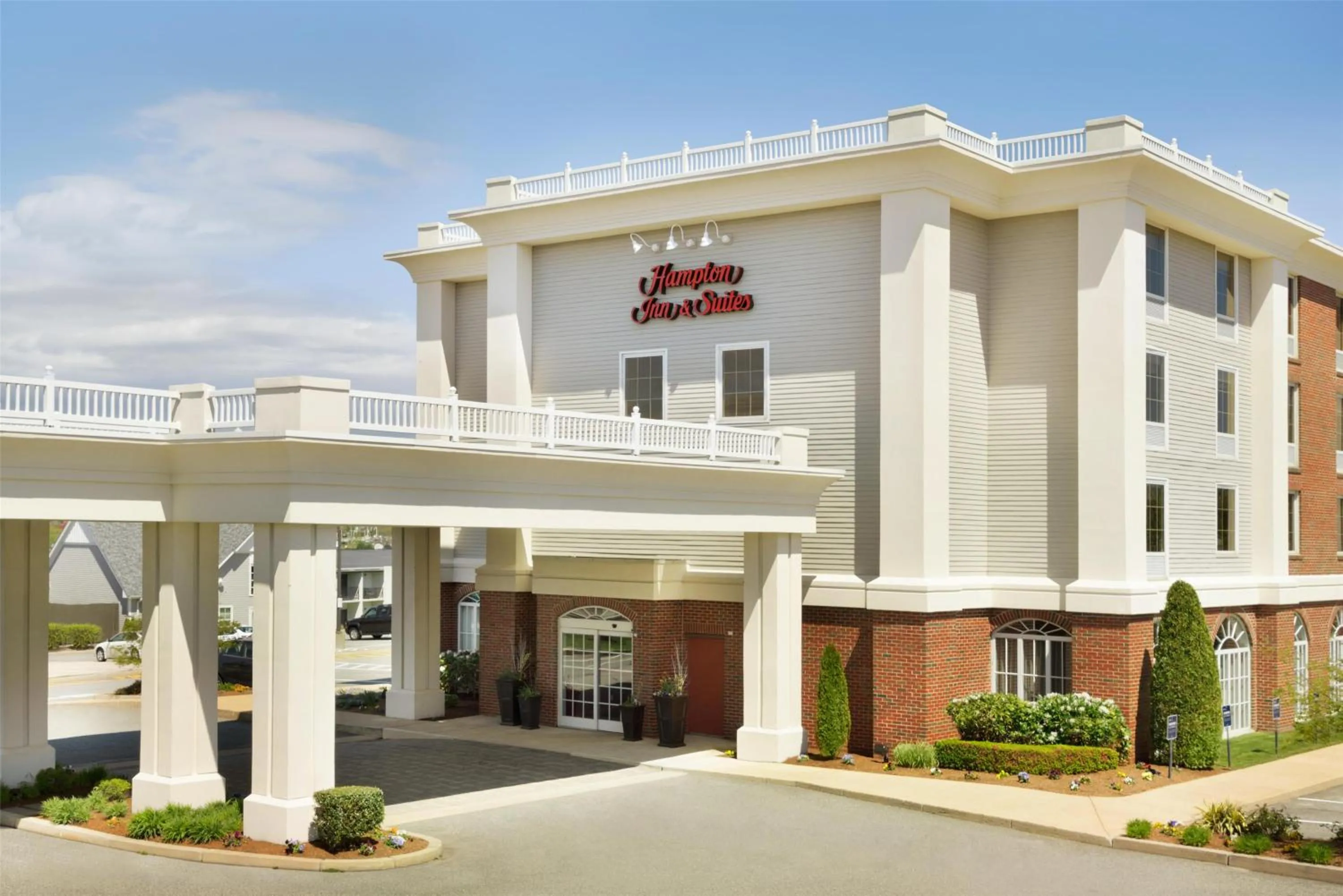 Property building in Hampton Inn & Suites Middletown