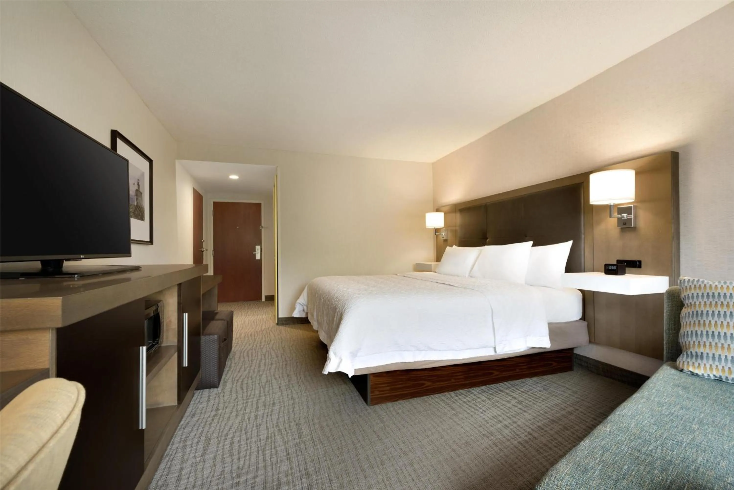 Bedroom, Bed in Hampton Inn & Suites Middletown