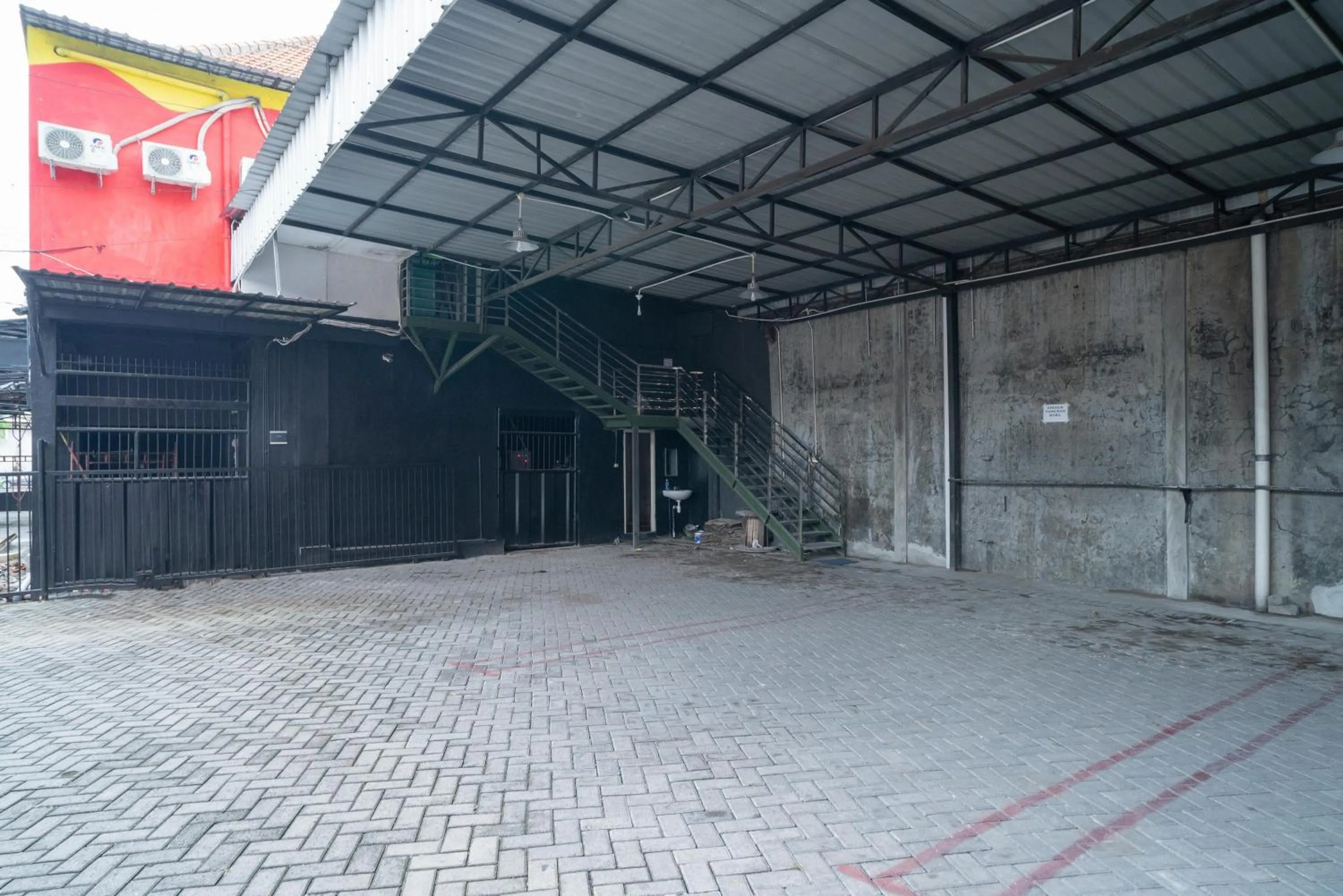 Parking in RedDoorz @ Tanjung Sari Surabaya