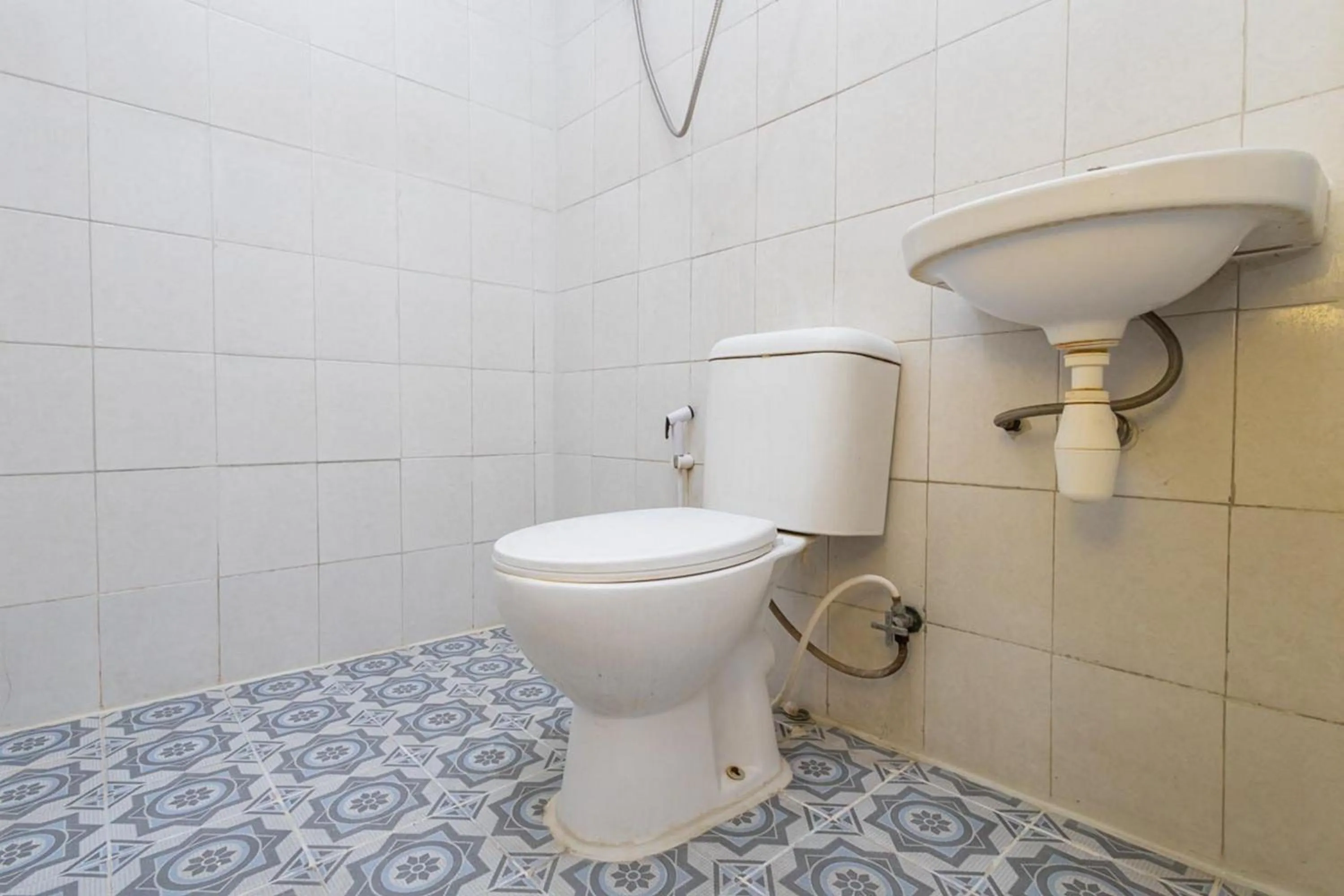 Toilet in RedDoorz @ Tanjung Sari Surabaya