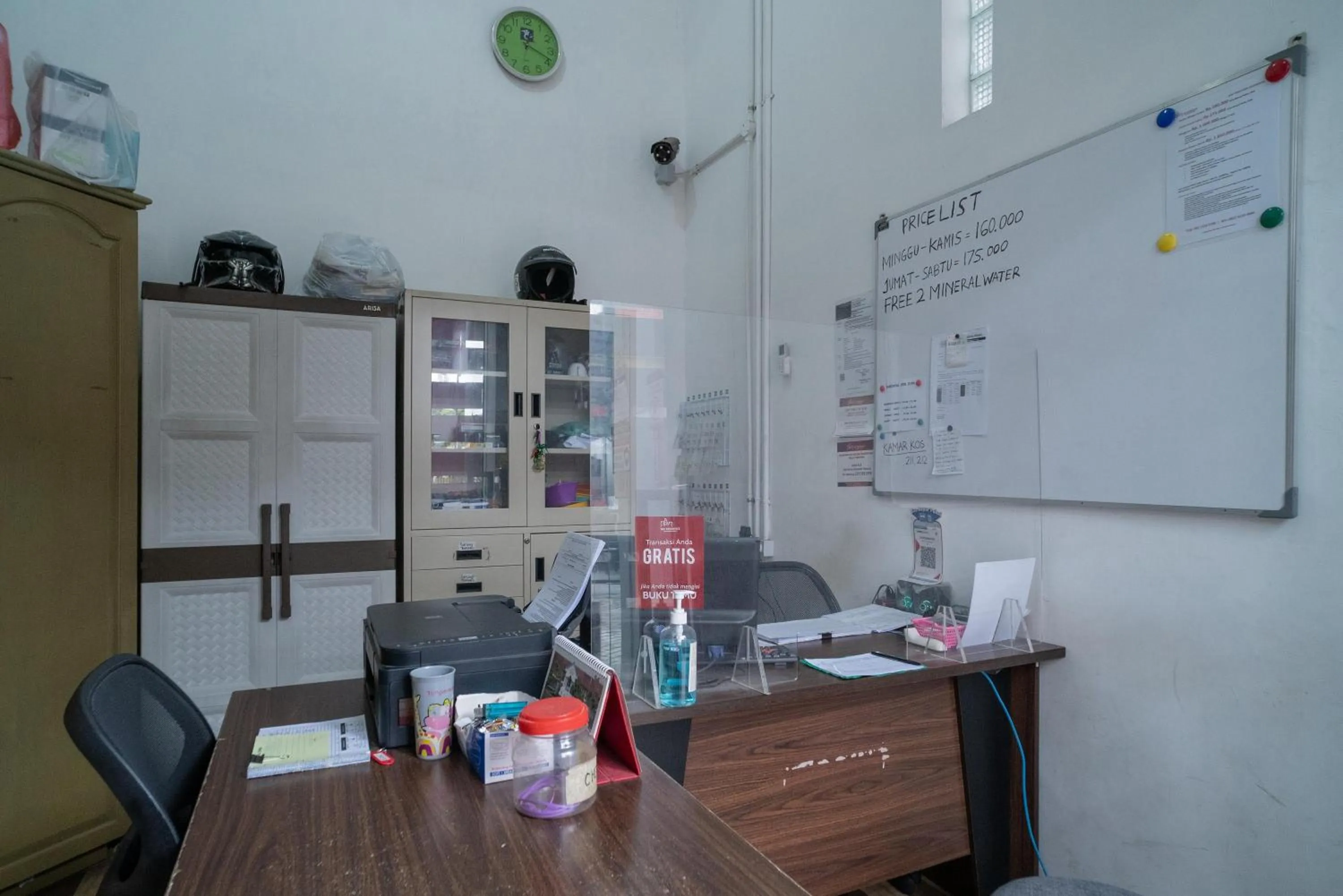 Lobby or reception in RedDoorz @ Tanjung Sari Surabaya