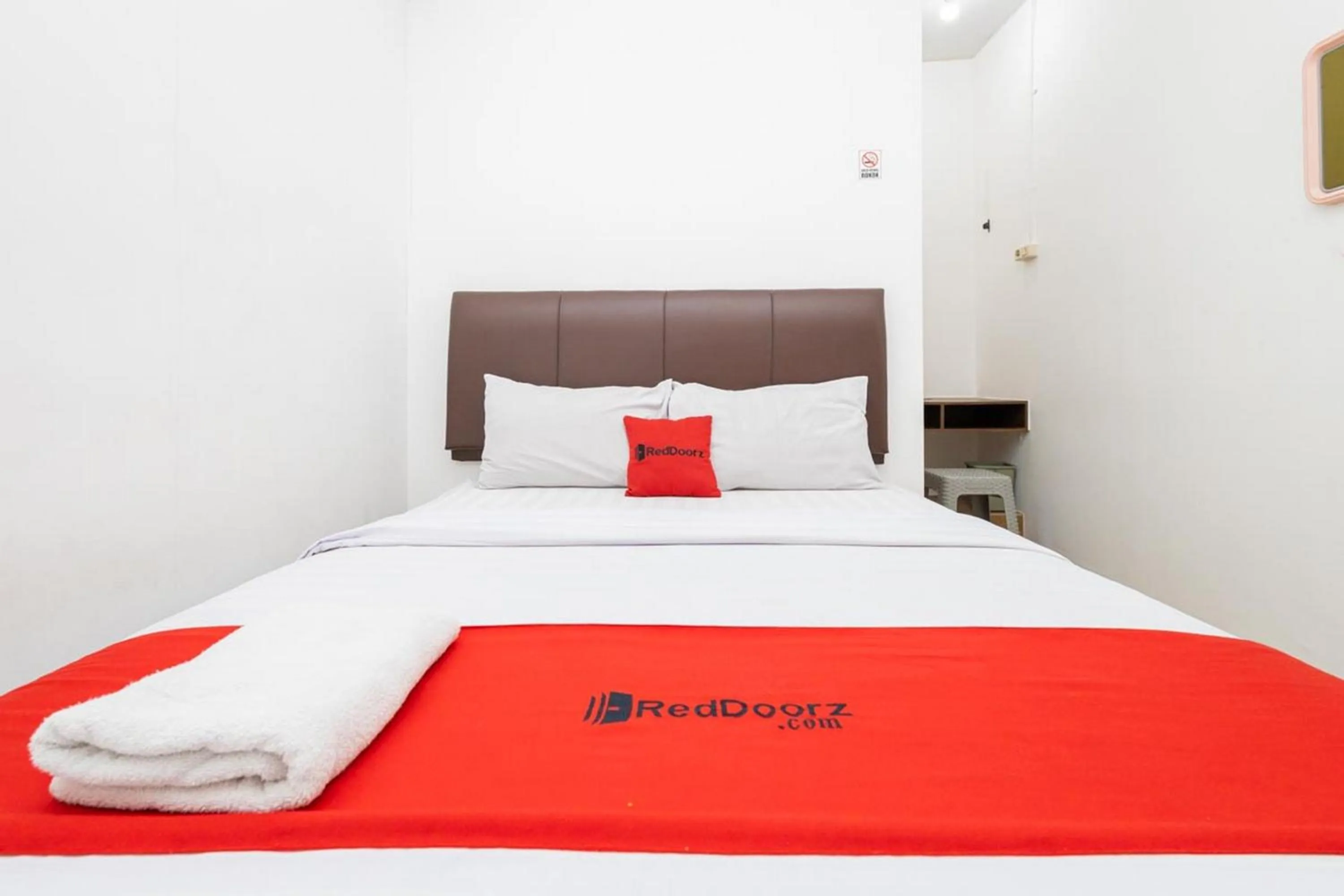 Bed in RedDoorz @ Tanjung Sari Surabaya