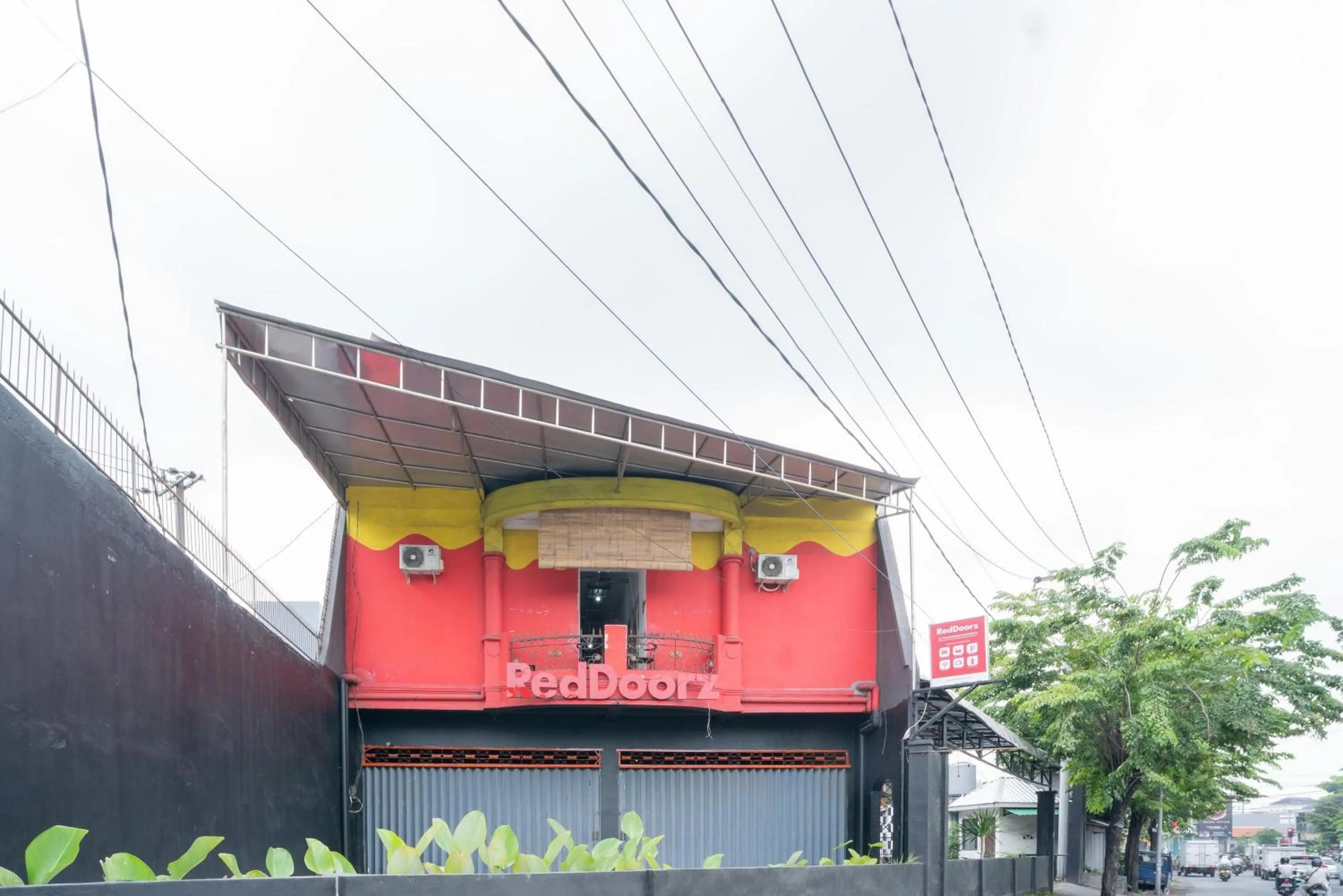 Property building in RedDoorz @ Tanjung Sari Surabaya