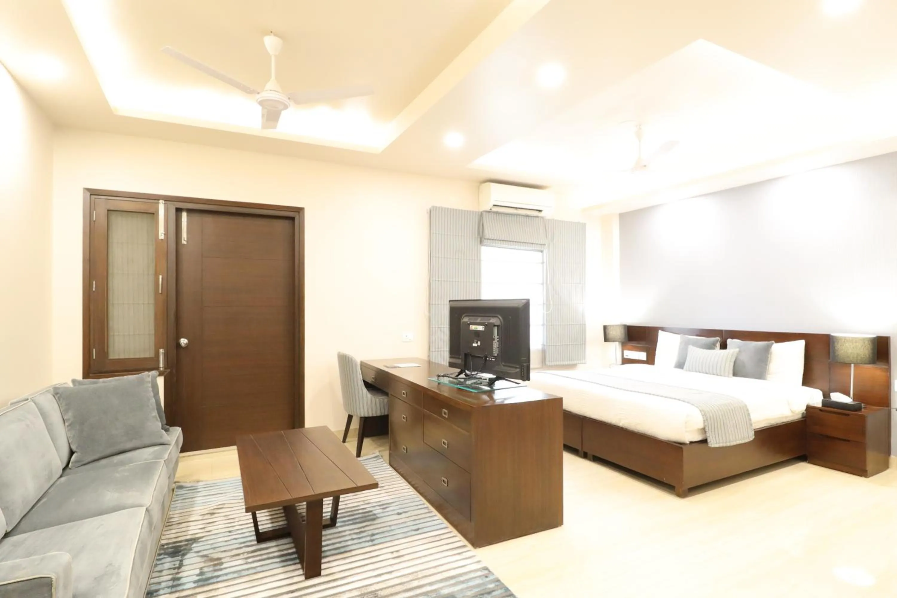 Bedroom, Bed in Ahuja Residency City Centre