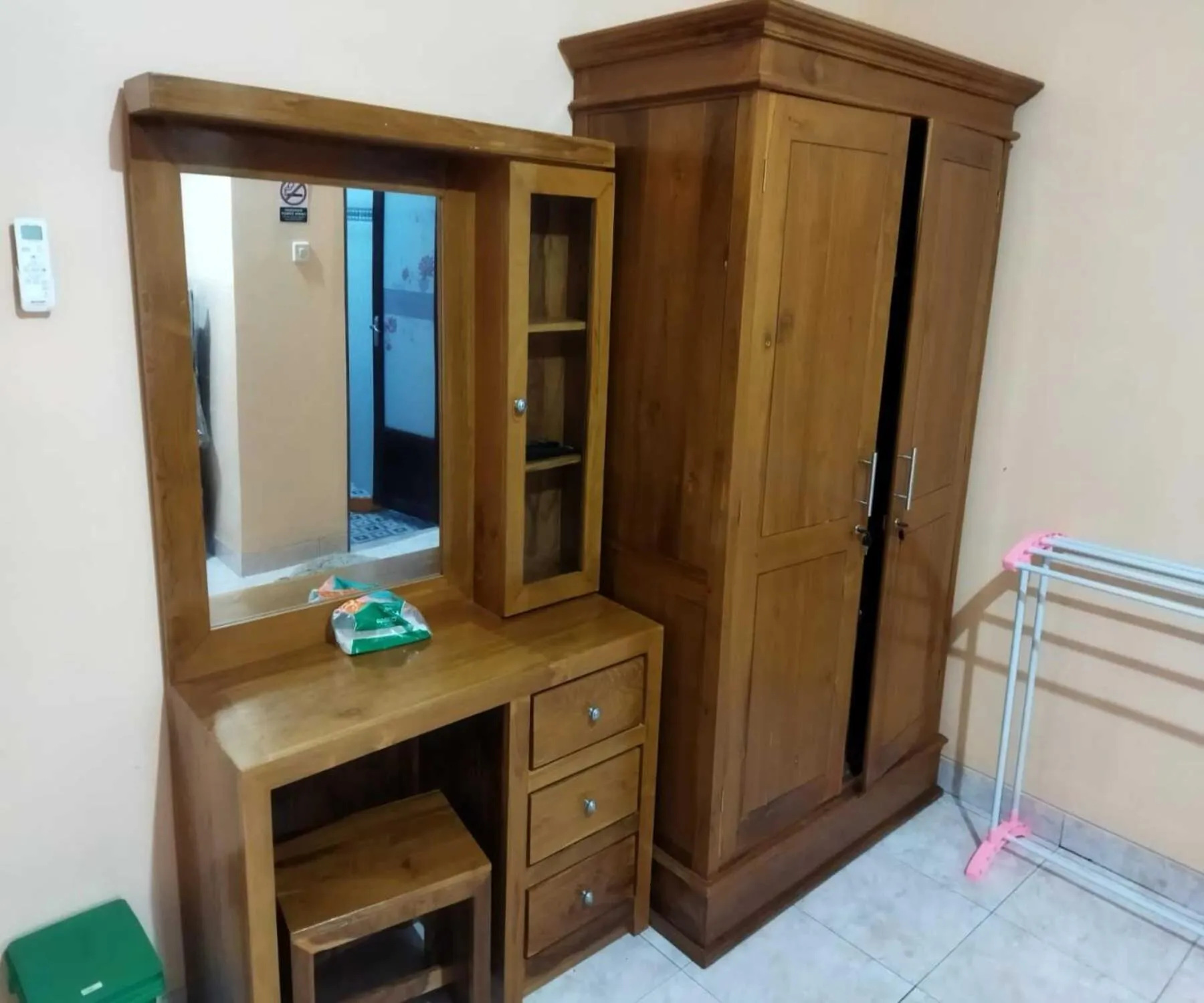 wardrobe in Algira Homestay Prambanan