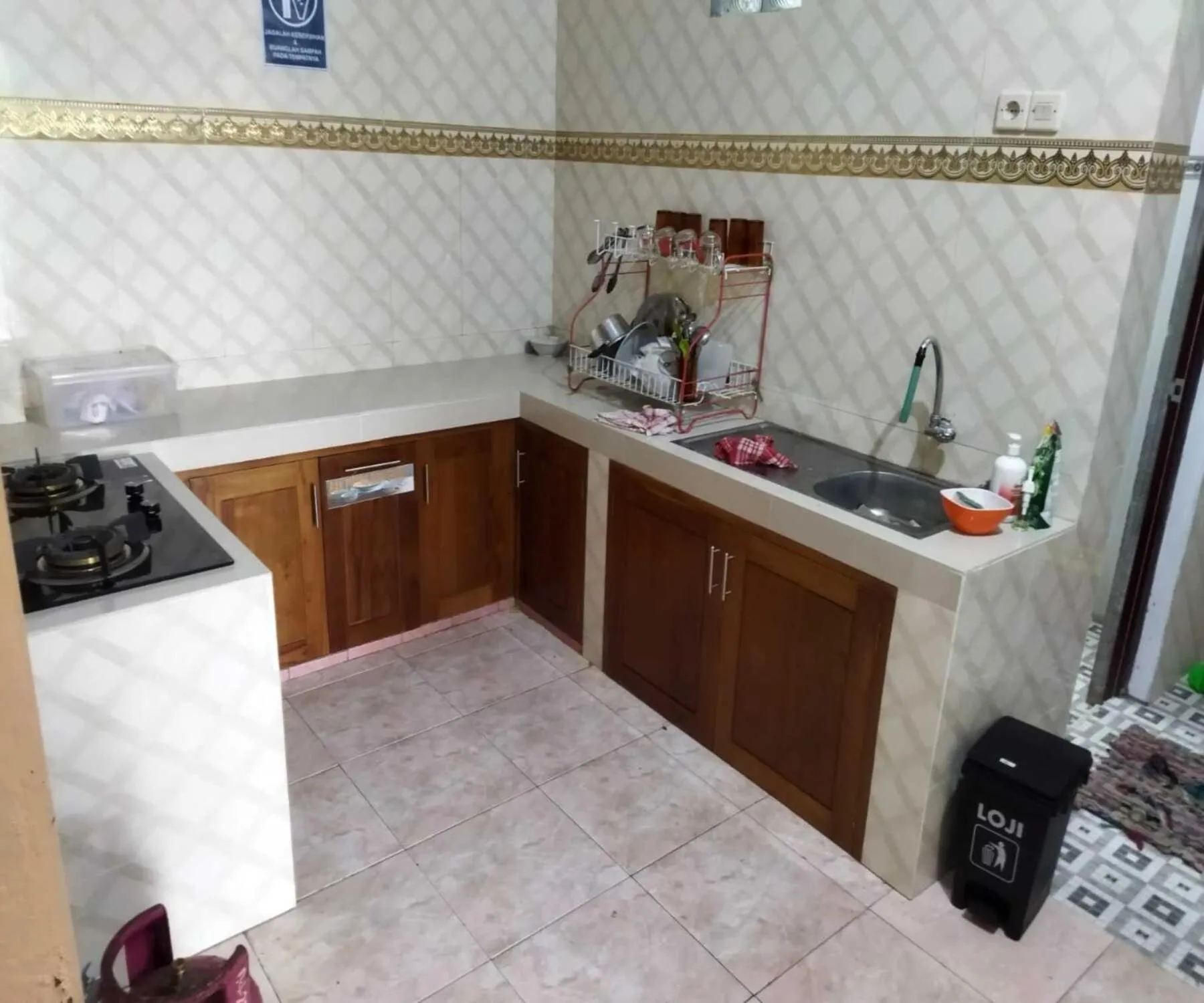 Communal kitchen in Algira Homestay Prambanan