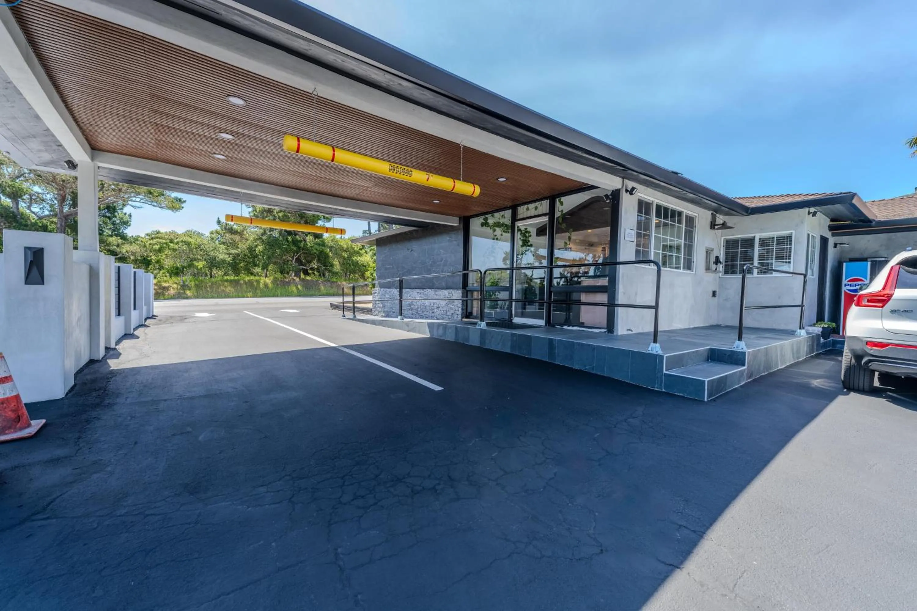 Property building in Monterey Surf Inn