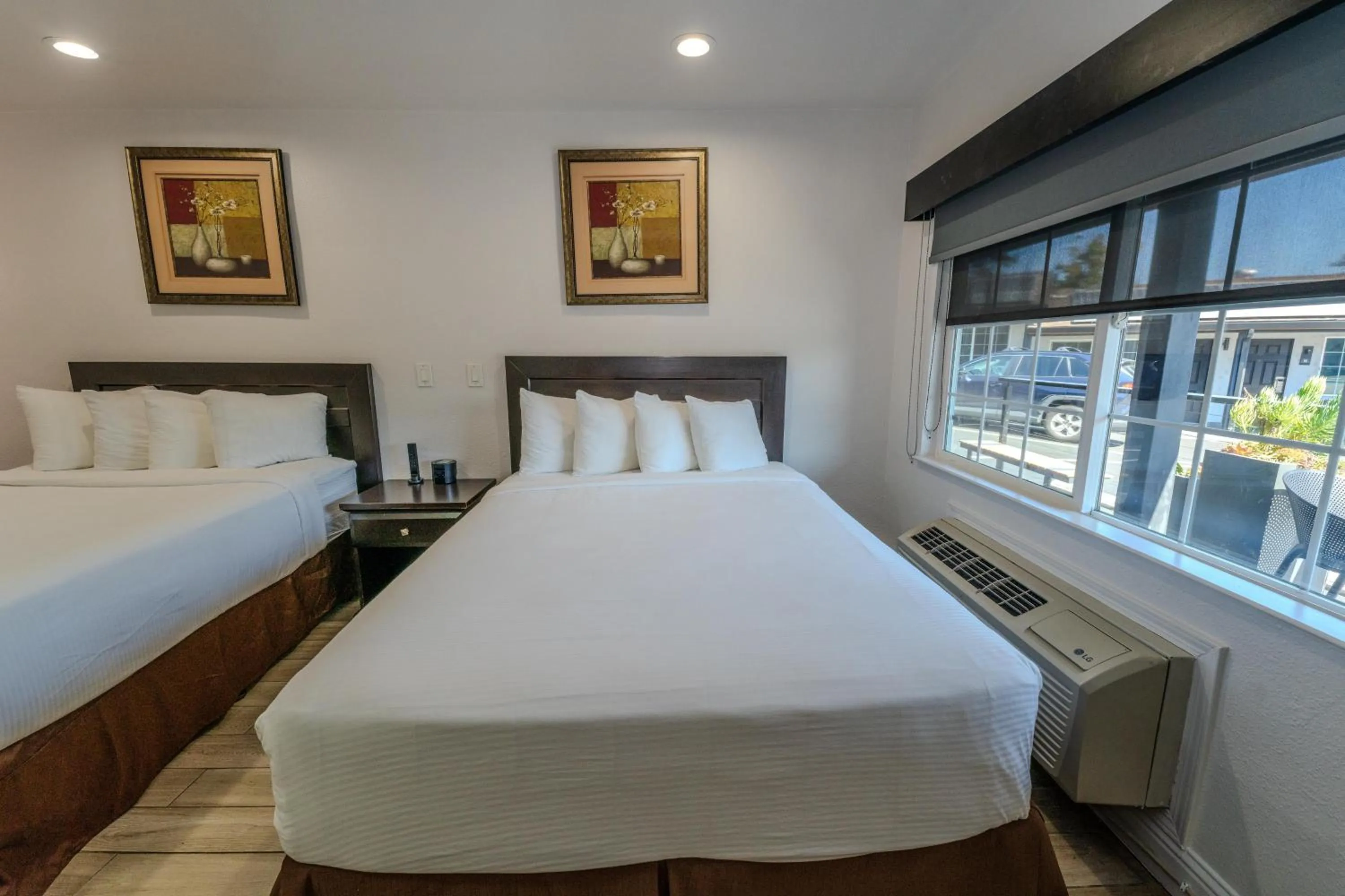 Bed in Monterey Surf Inn