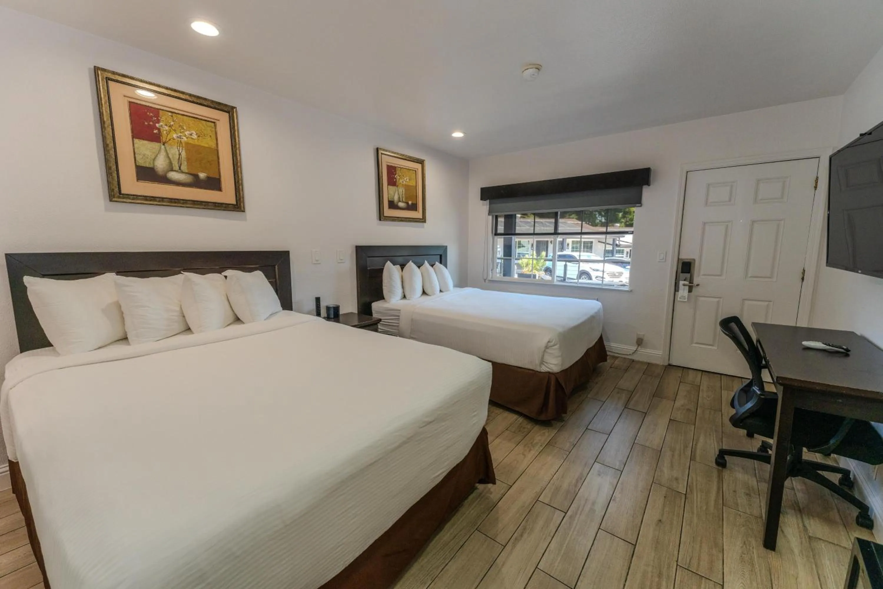 Bedroom, Bed in Monterey Surf Inn