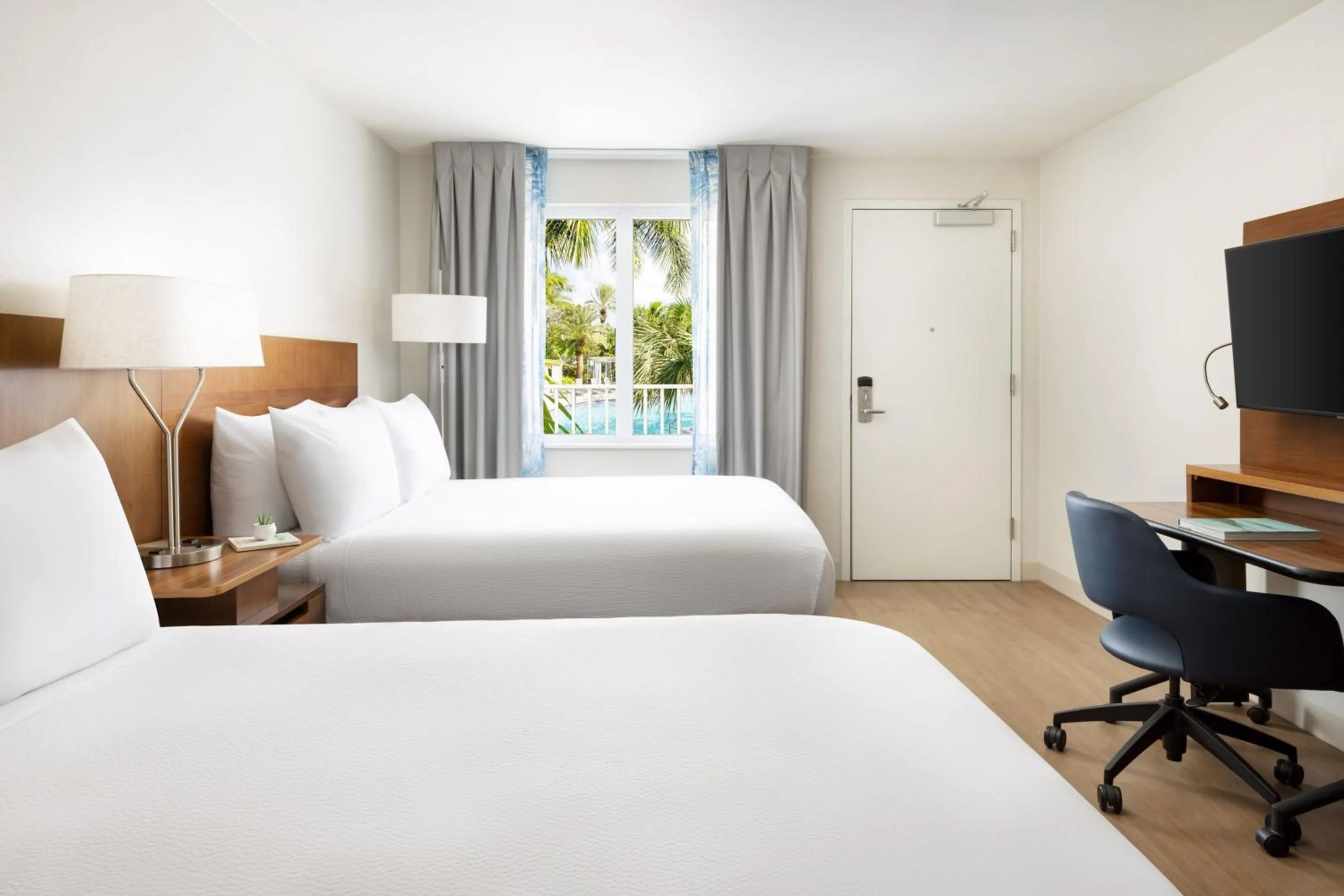 Swimming pool, Bed in Fairfield Inn & Suites by Marriott Key West at The Keys Collection