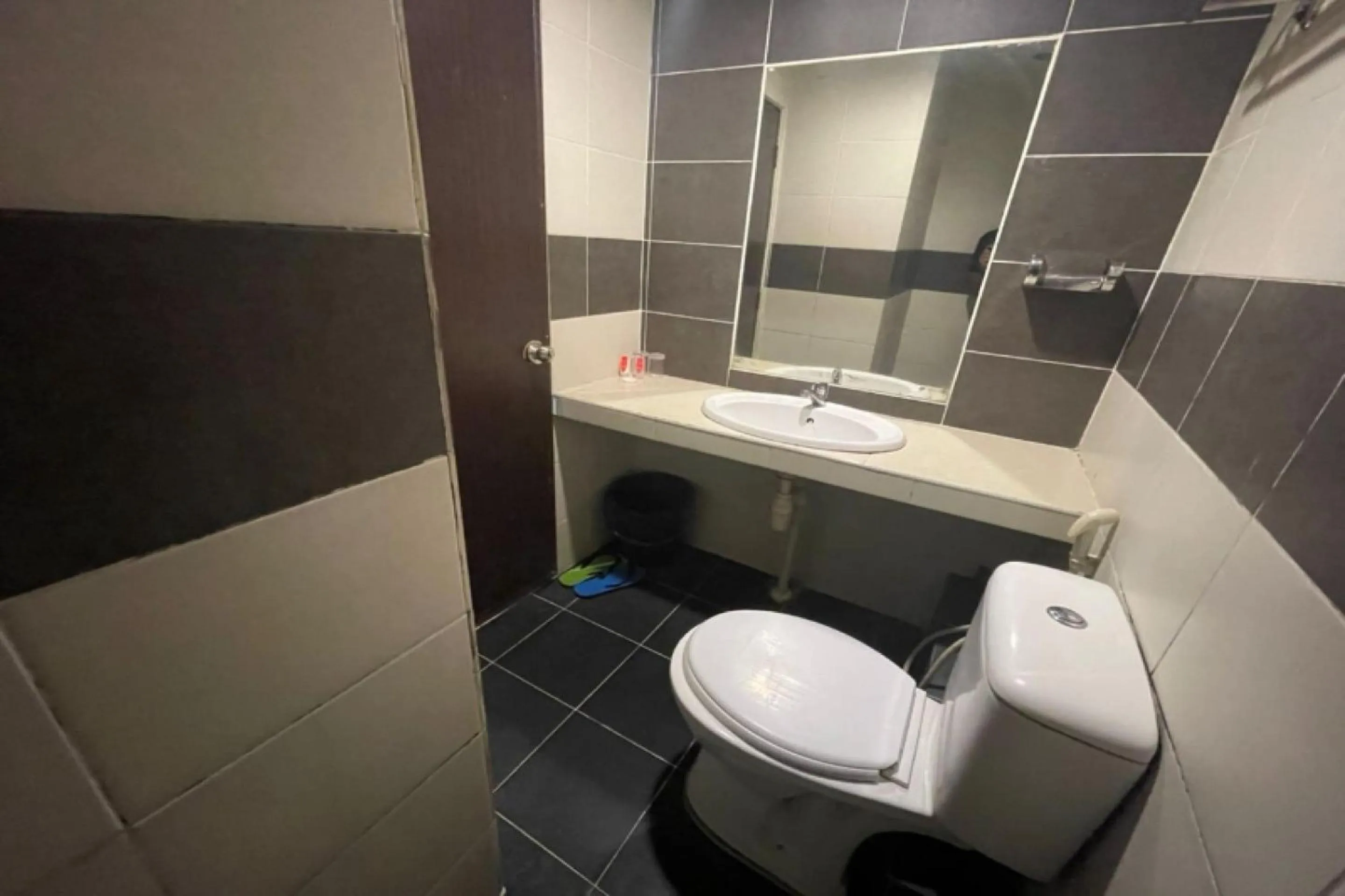 Bathroom in OYO 90411 Perdana Hotel Labuan