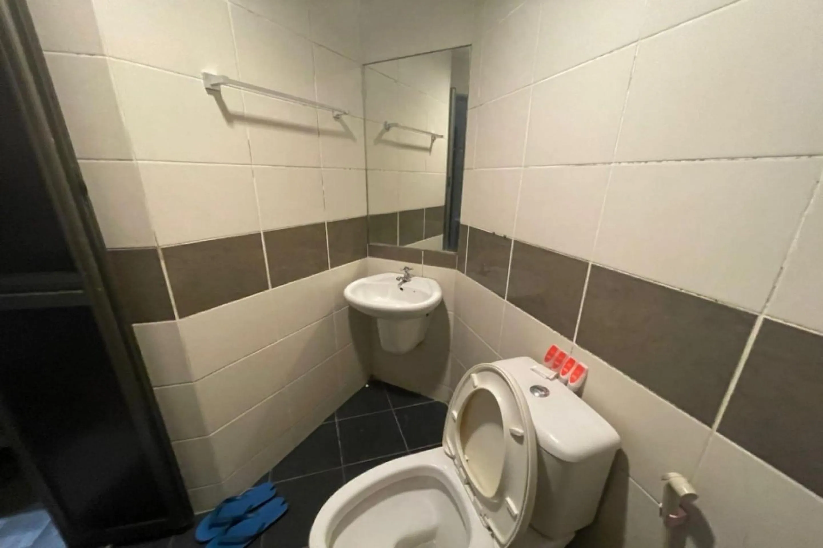 Bathroom in OYO 90411 Perdana Hotel Labuan