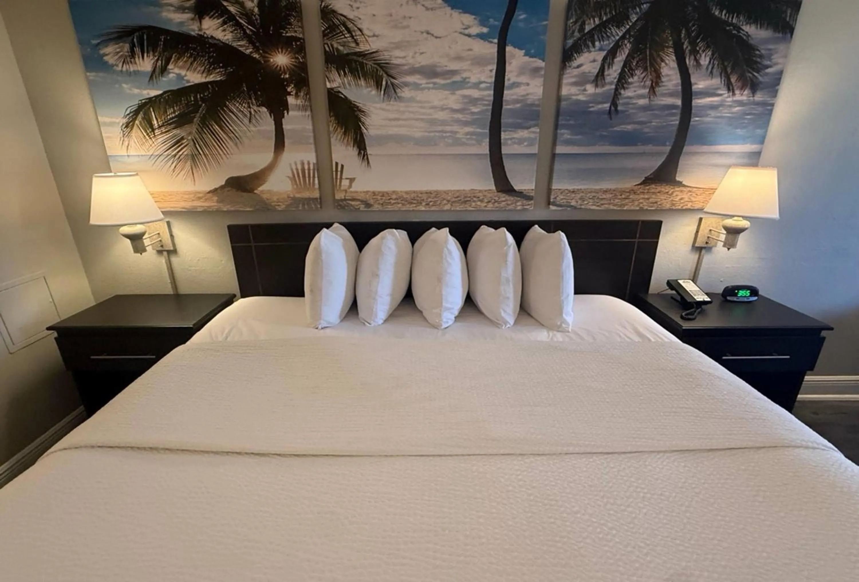 Photo of the whole room, Bed in Days Inn by Wyndham Fort Lauderdale-Oakland Park Airport N