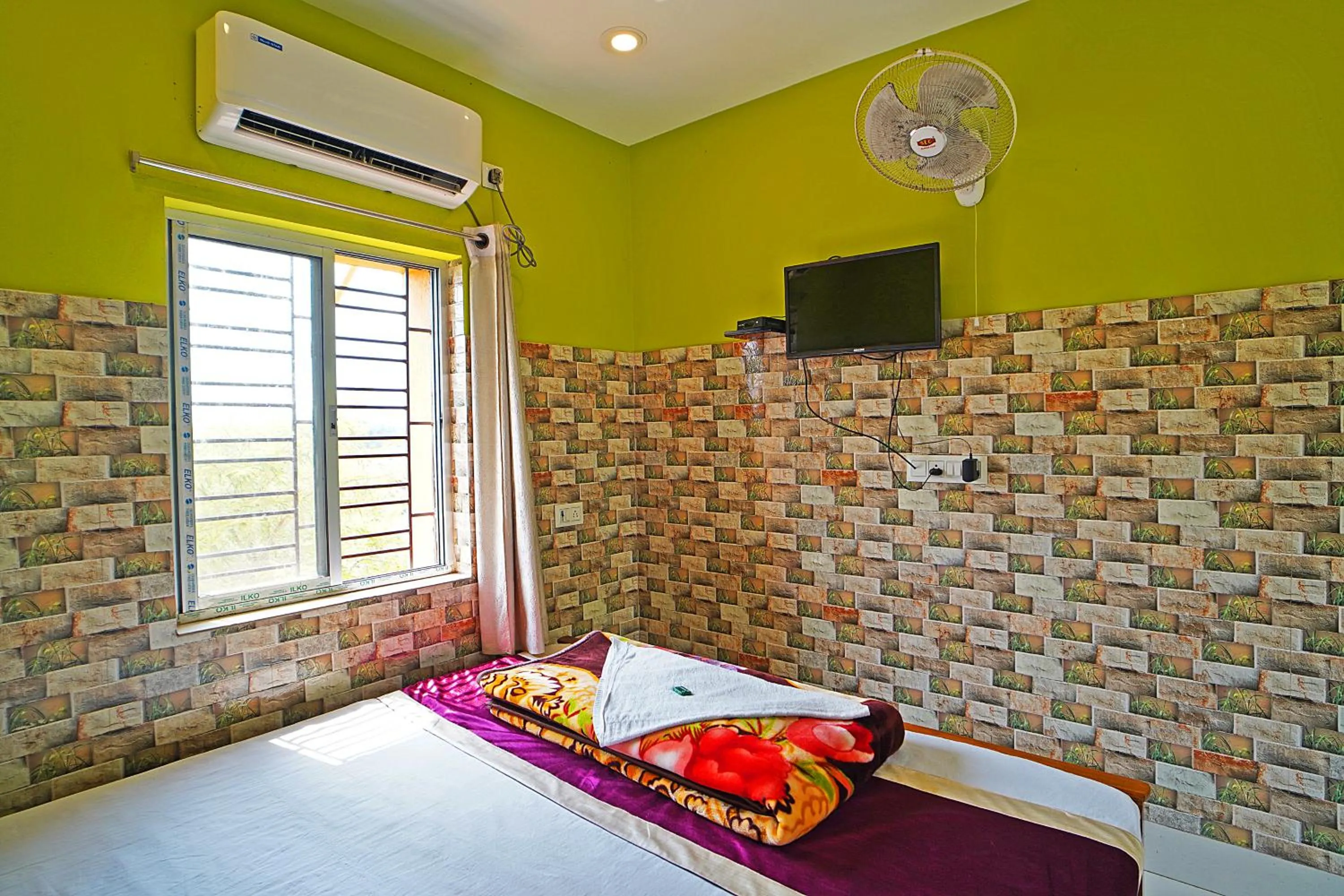 Communal lounge/ TV room, Bed in Resort Neel Nirjan !! Best Family Couple friendly family Resort!!