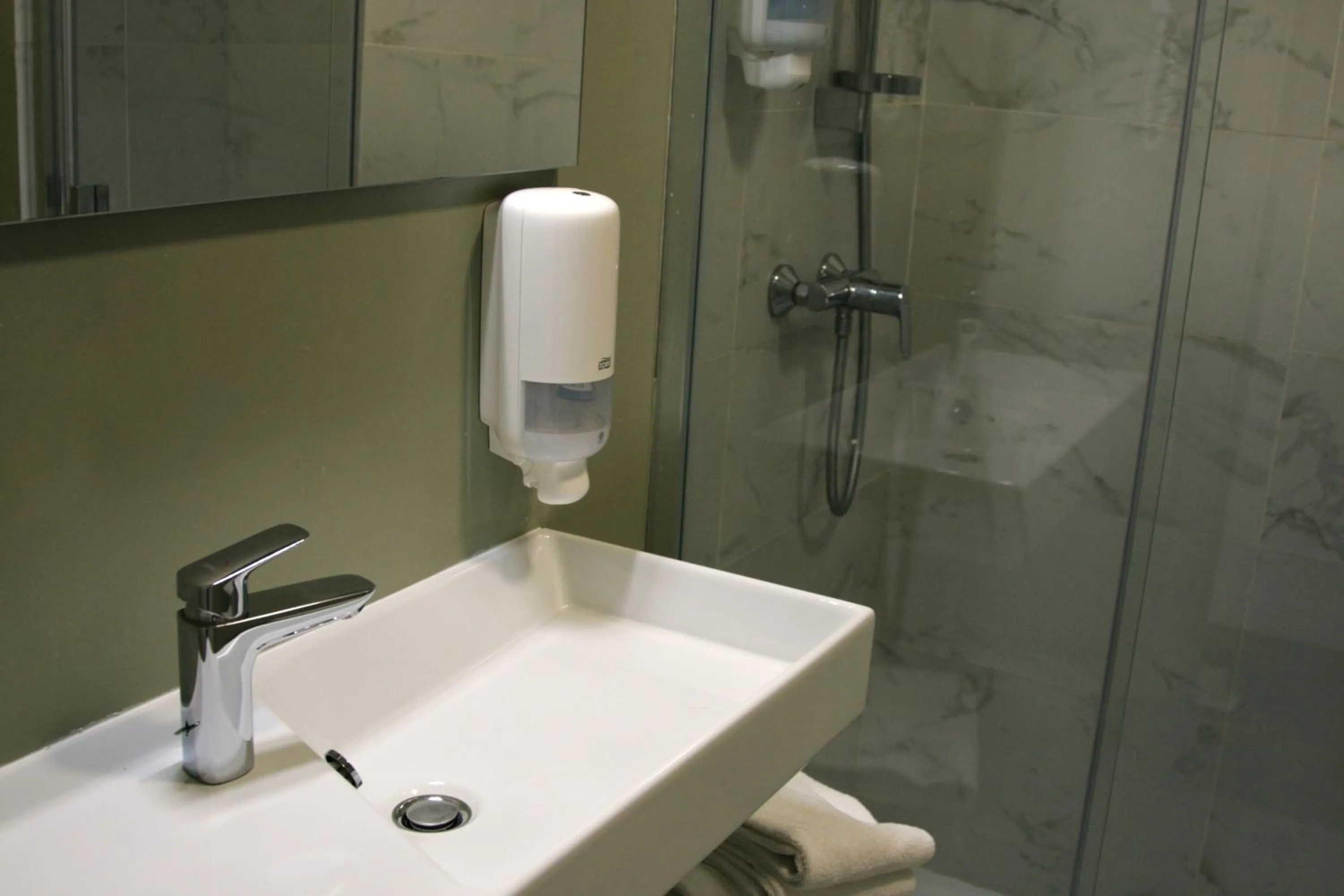 Shower in Hôtel Albion