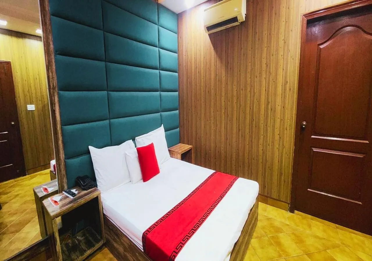 Bed in Sapphire Inn Motel Lahore