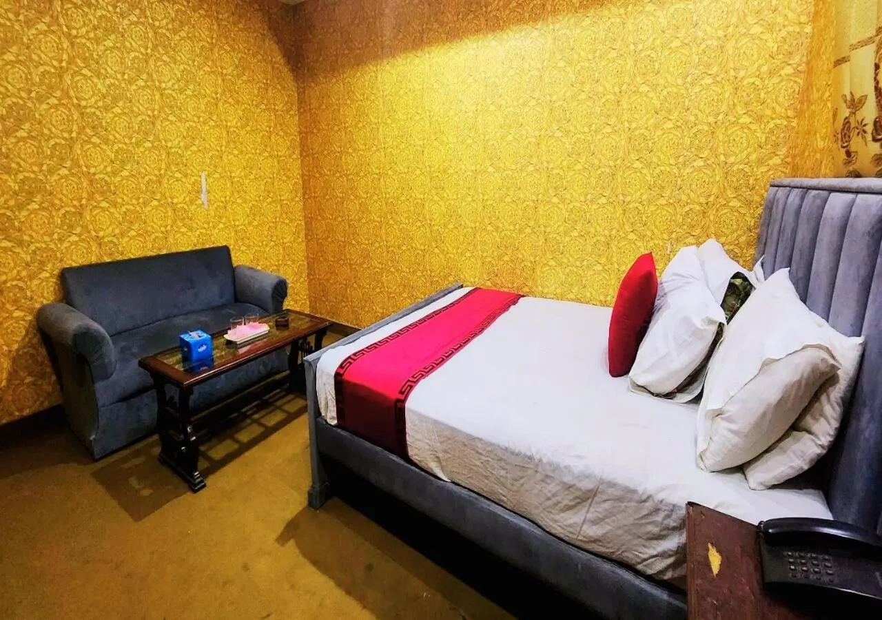 Bed in Sapphire Inn Motel Lahore