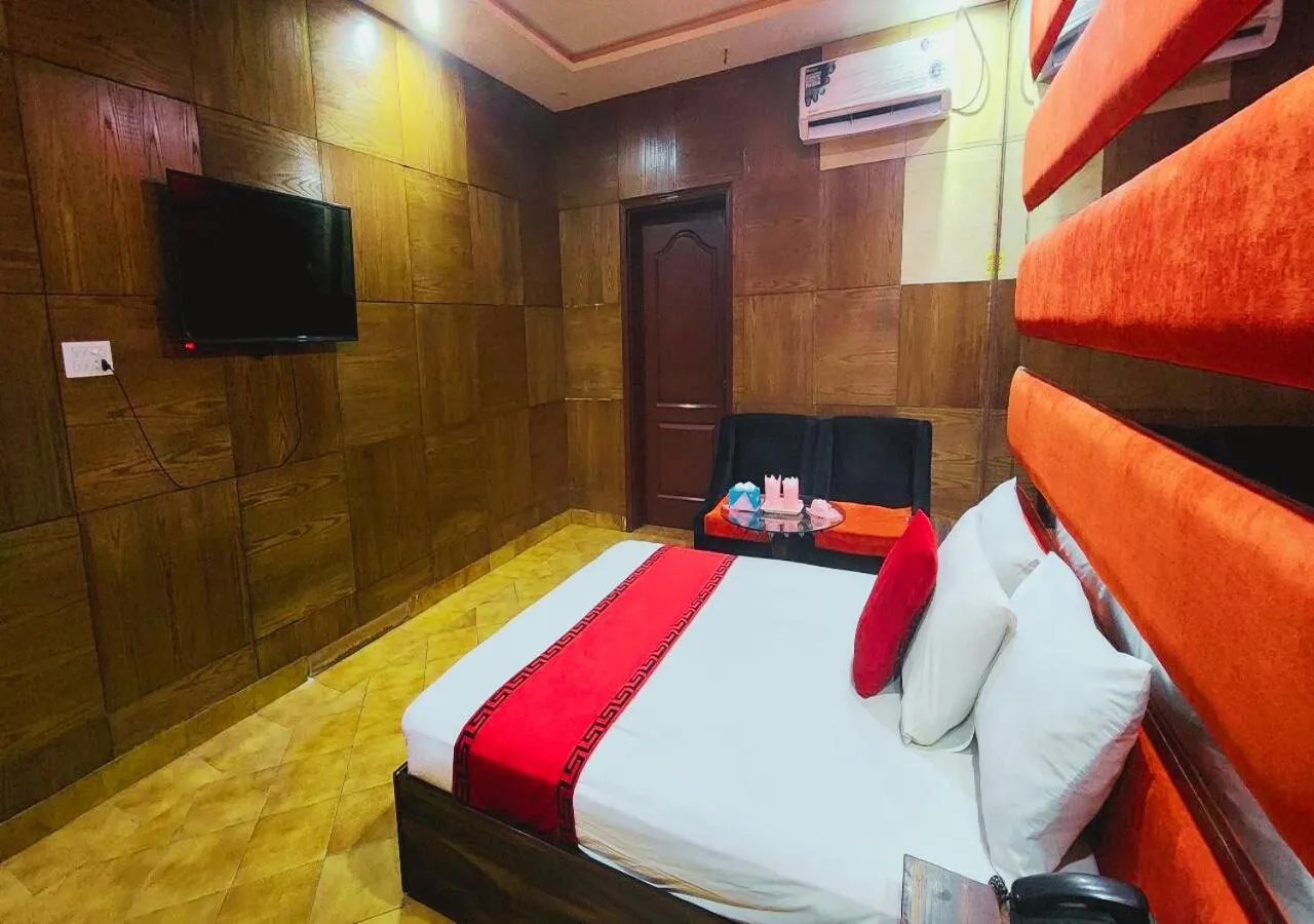 Bed in Sapphire Inn Motel Lahore