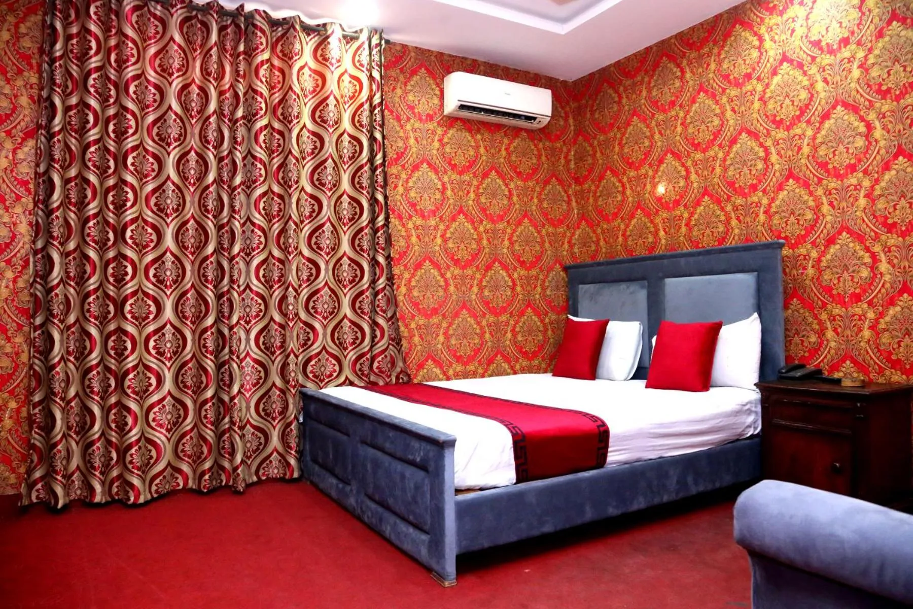 Bed in Sapphire Inn Motel Lahore