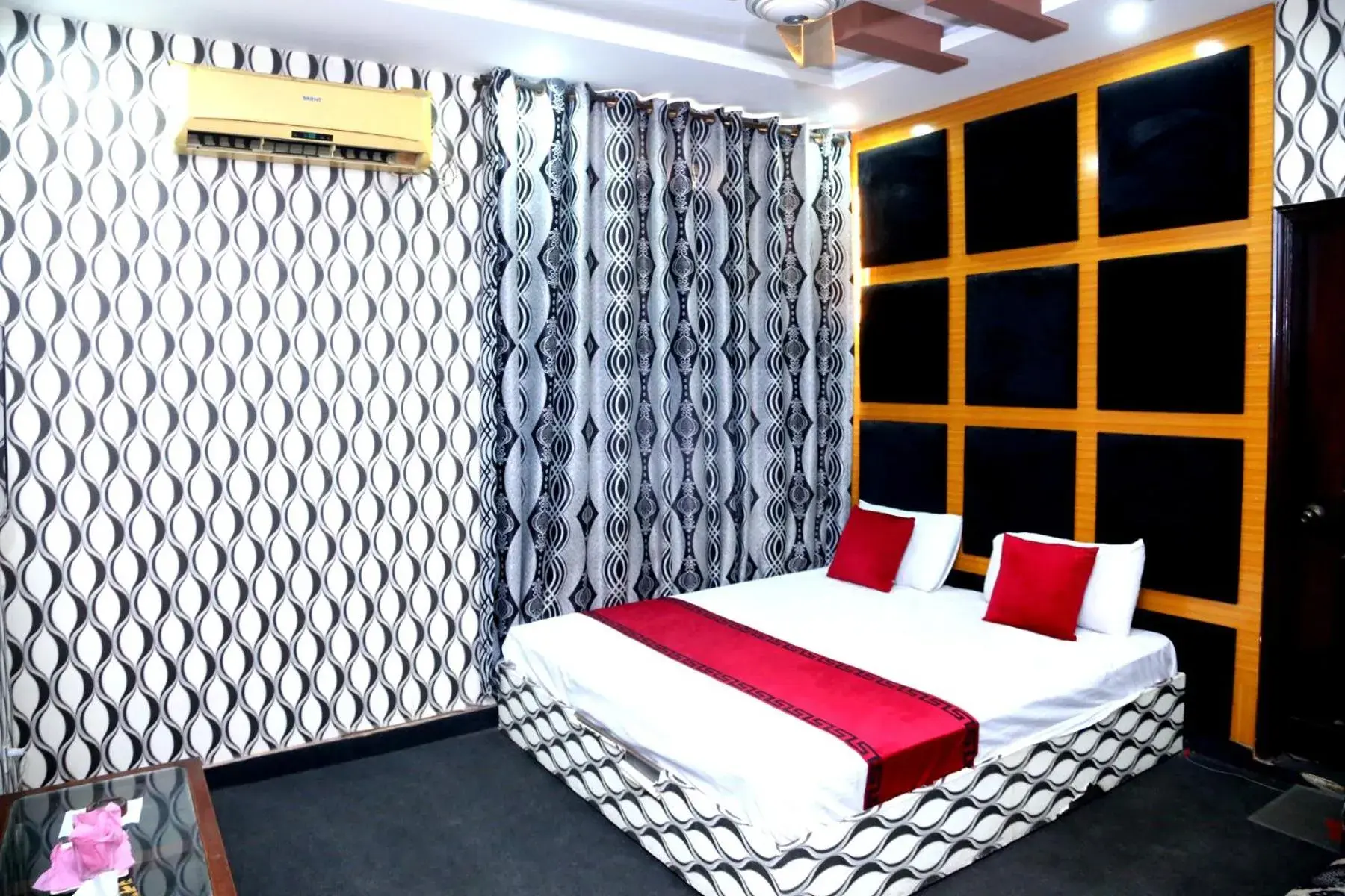 Deluxe Double Room in Sapphire Inn Motel Lahore Deluxe Double Room in Sapphire Inn Motel Lahore
