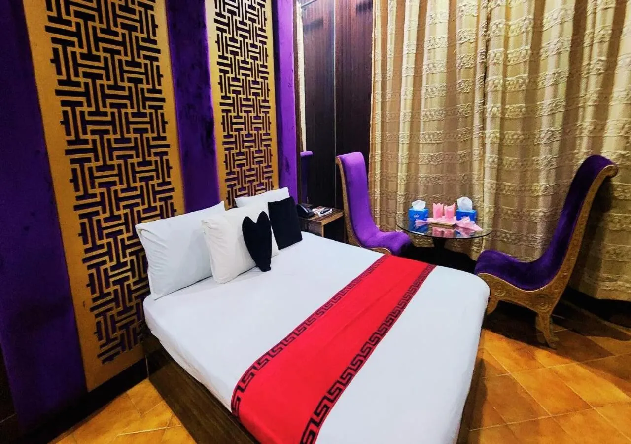 Bed in Sapphire Inn Motel Lahore