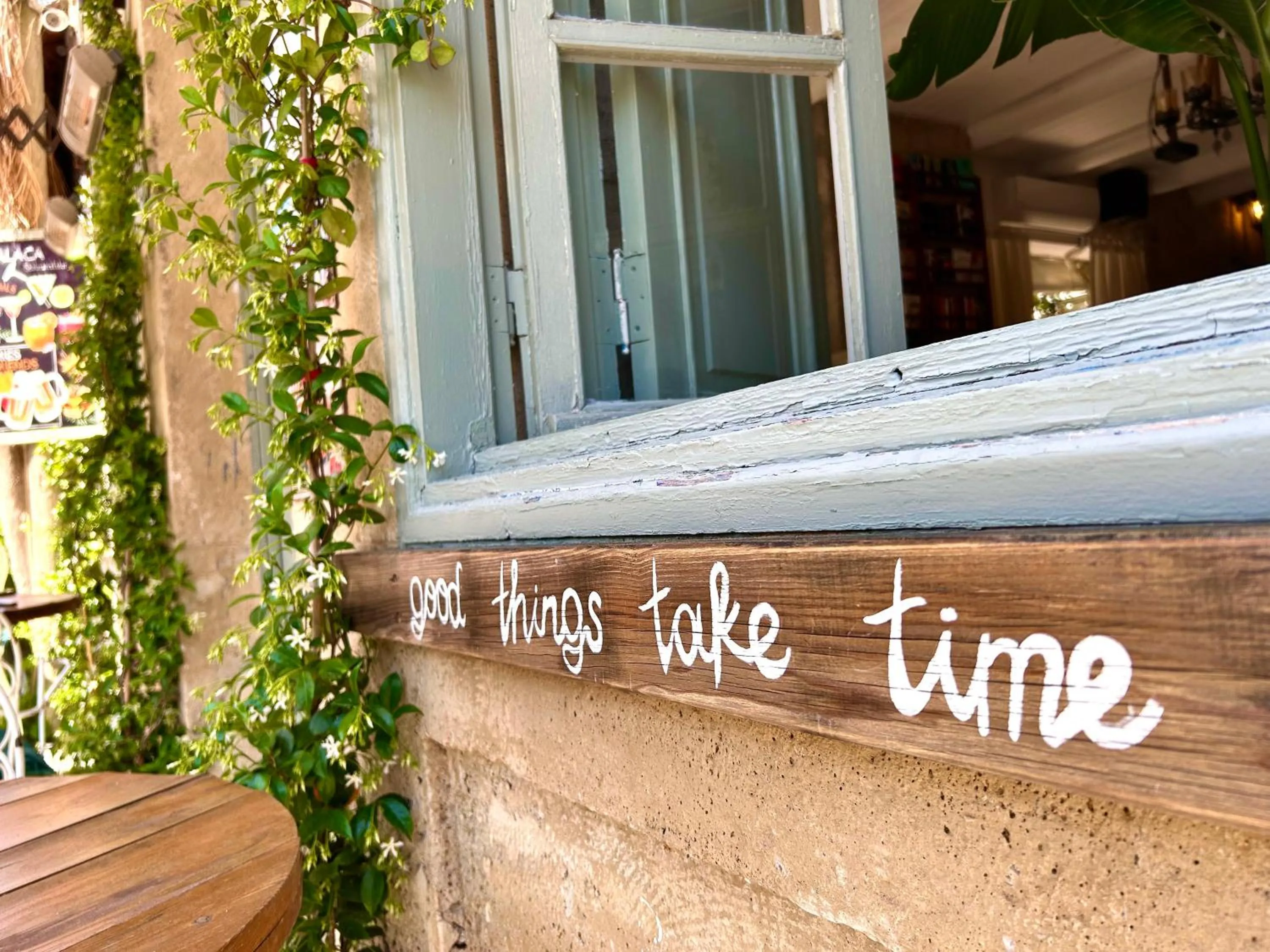 Text overlay in Alaca Butik Otel