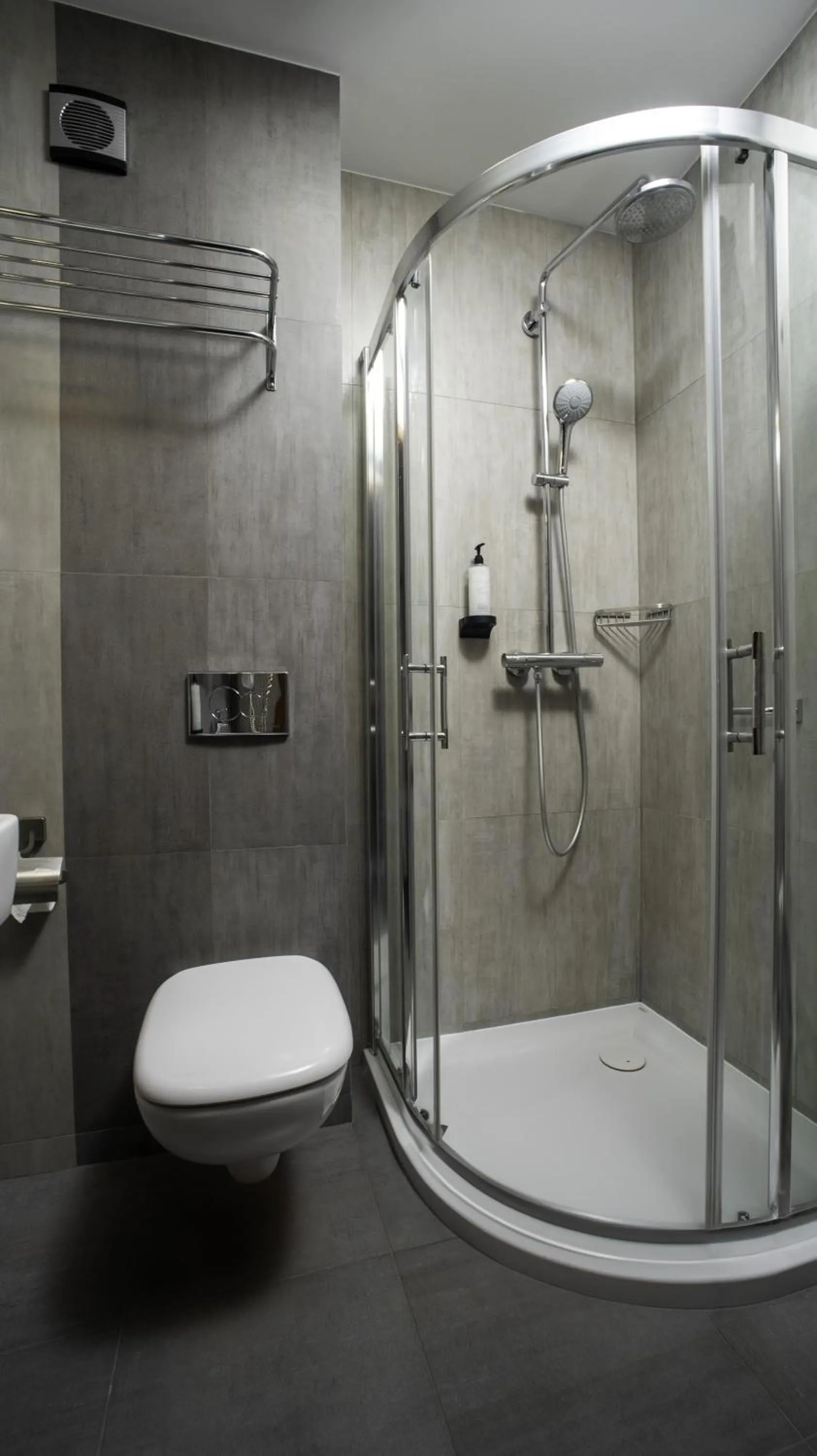 Bathroom in B&B HOTEL Piotrków Trybunalski