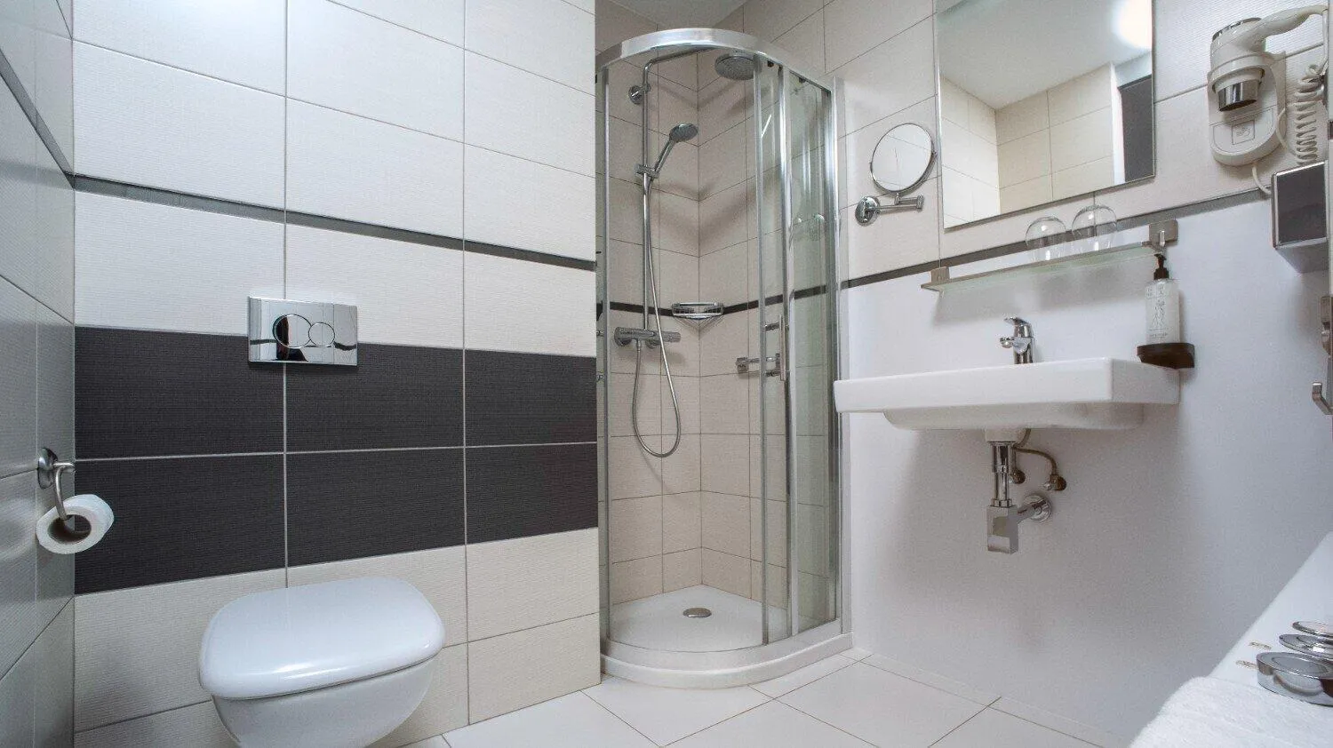 Bathroom in B&B HOTEL Piotrków Trybunalski