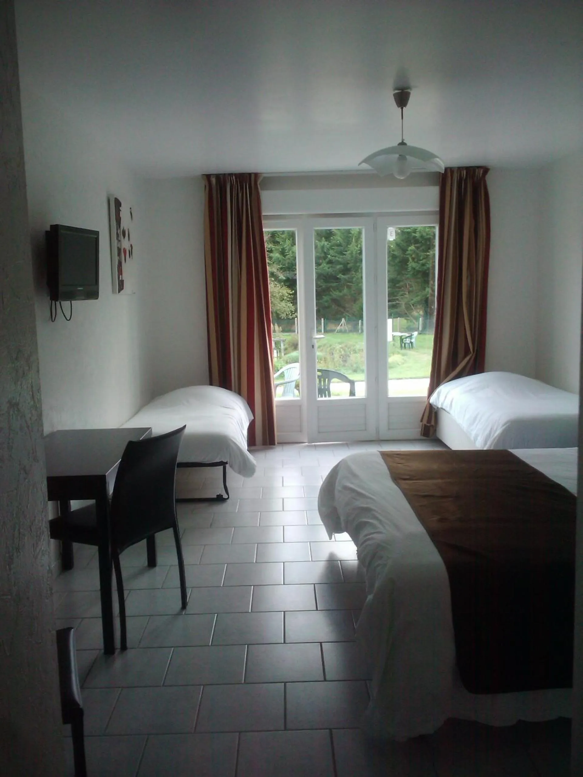 Photo of the whole room, Bed in L'Orée des Châteaux