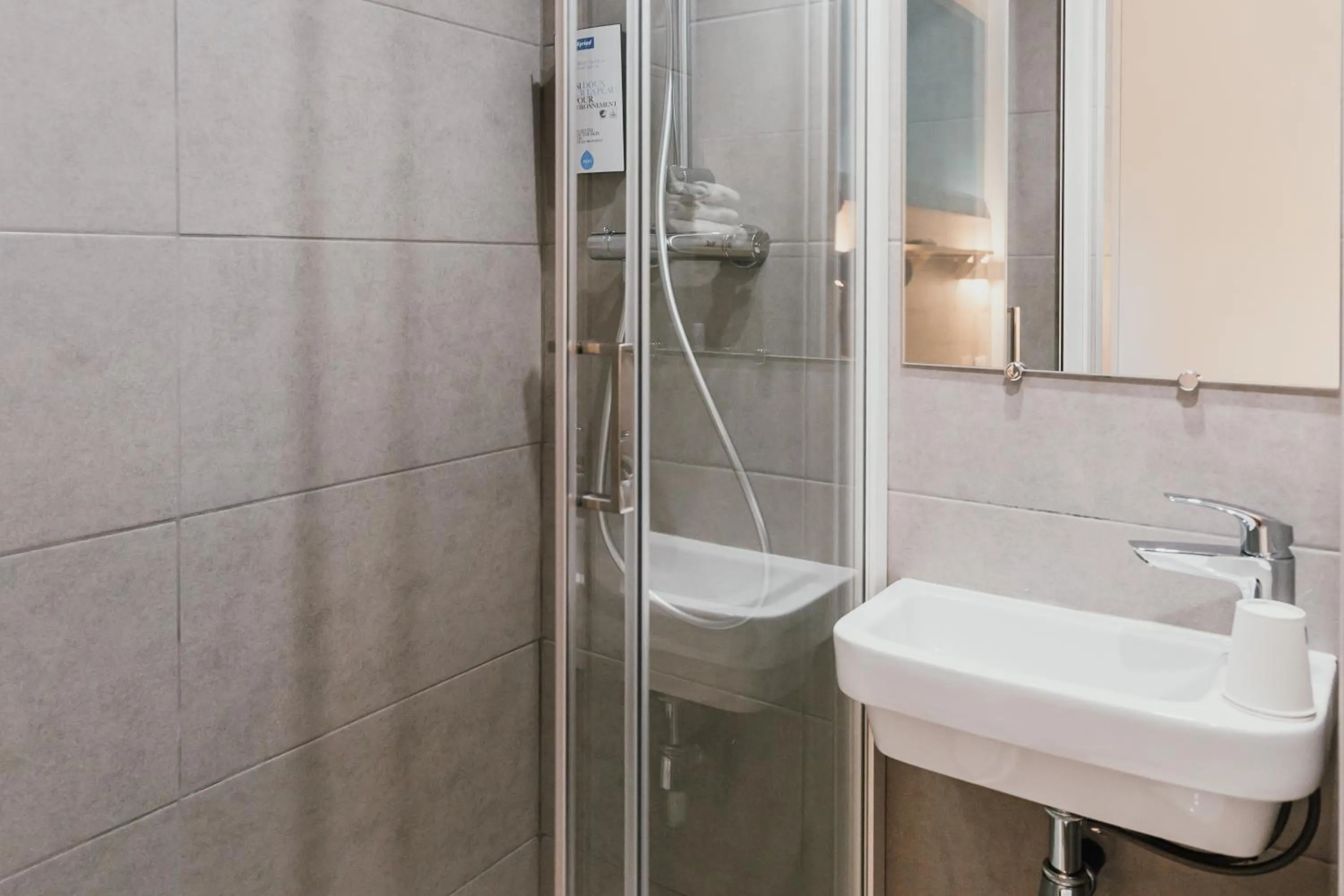 Bathroom in Kyriad Direct Bordeaux Est Lormont