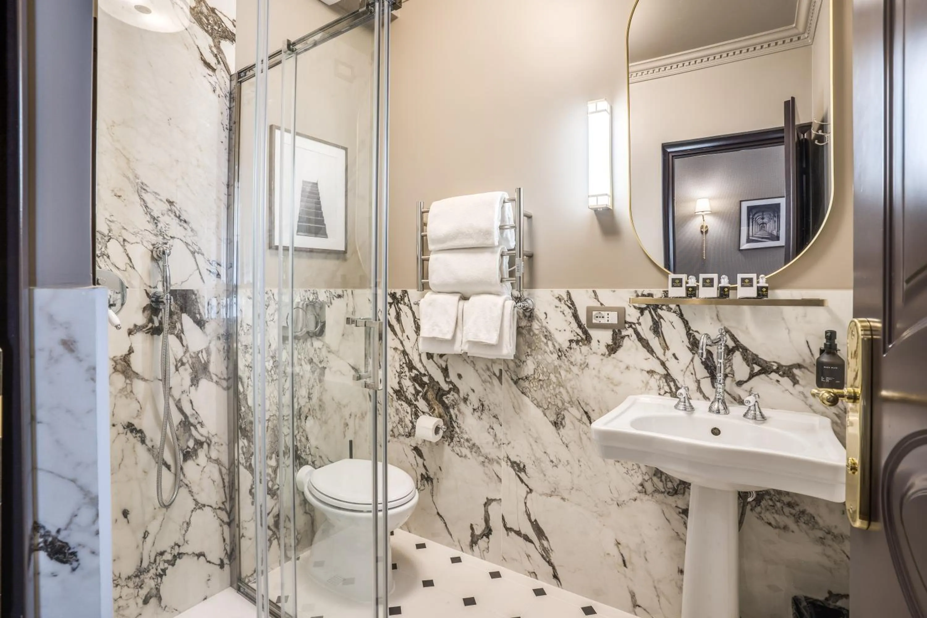 Shower in Antica Residenza Del Corso