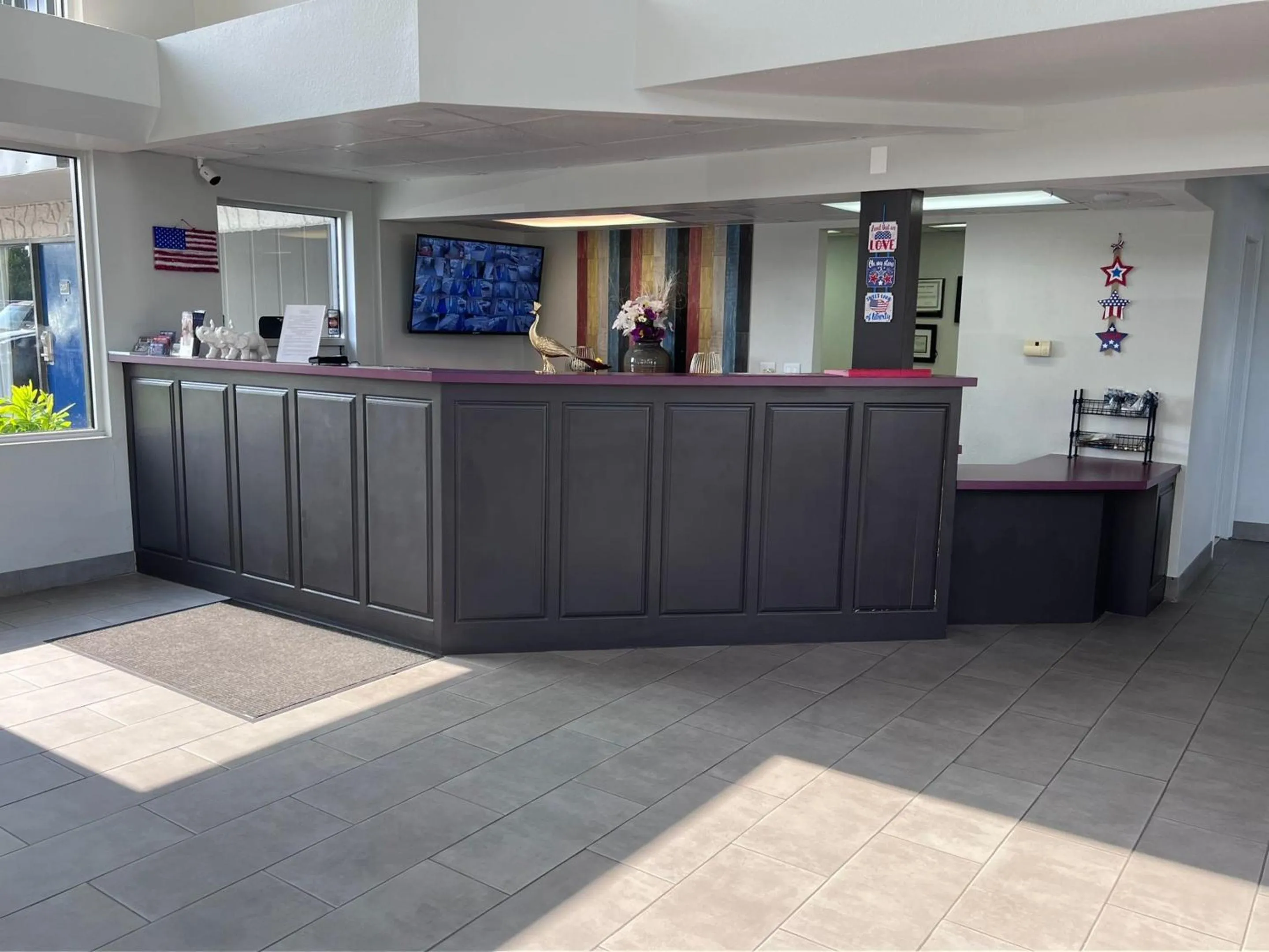 Lobby or reception in Crestview Inn