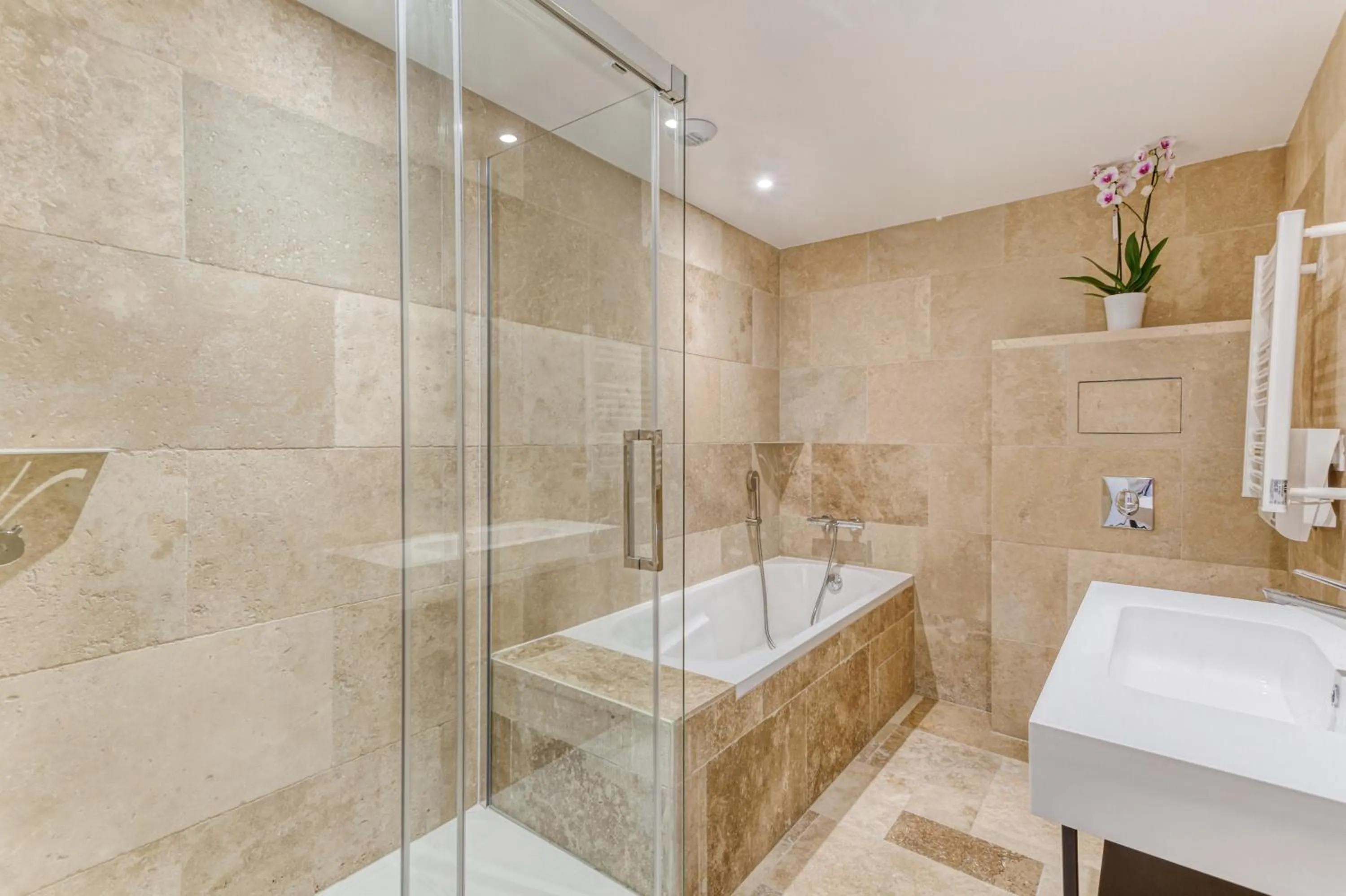 Shower in DOMAINE DE LA NERTHE- HOTEL PROVENCE MEDITERRANEE