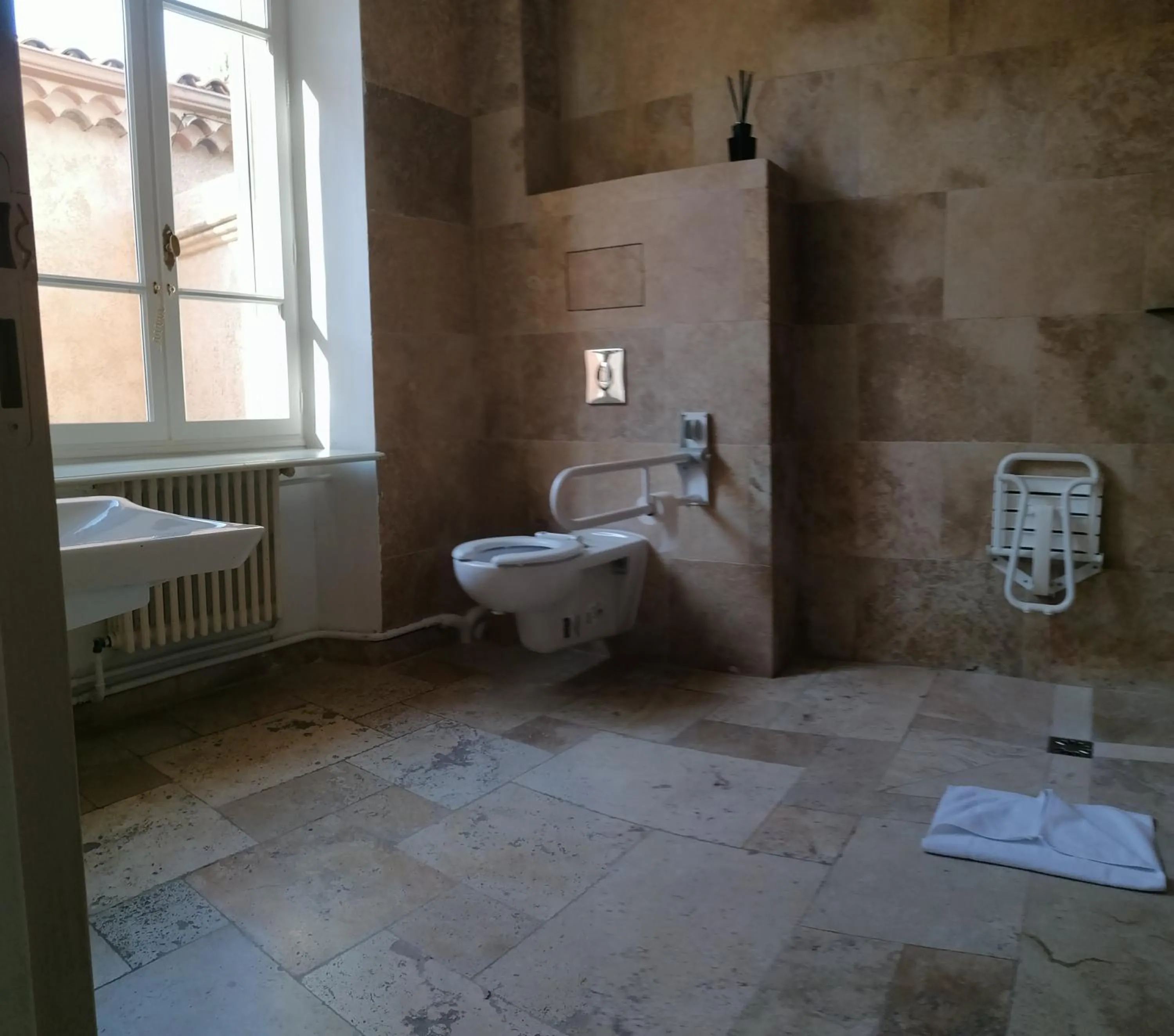 Shower in DOMAINE DE LA NERTHE- HOTEL PROVENCE MEDITERRANEE