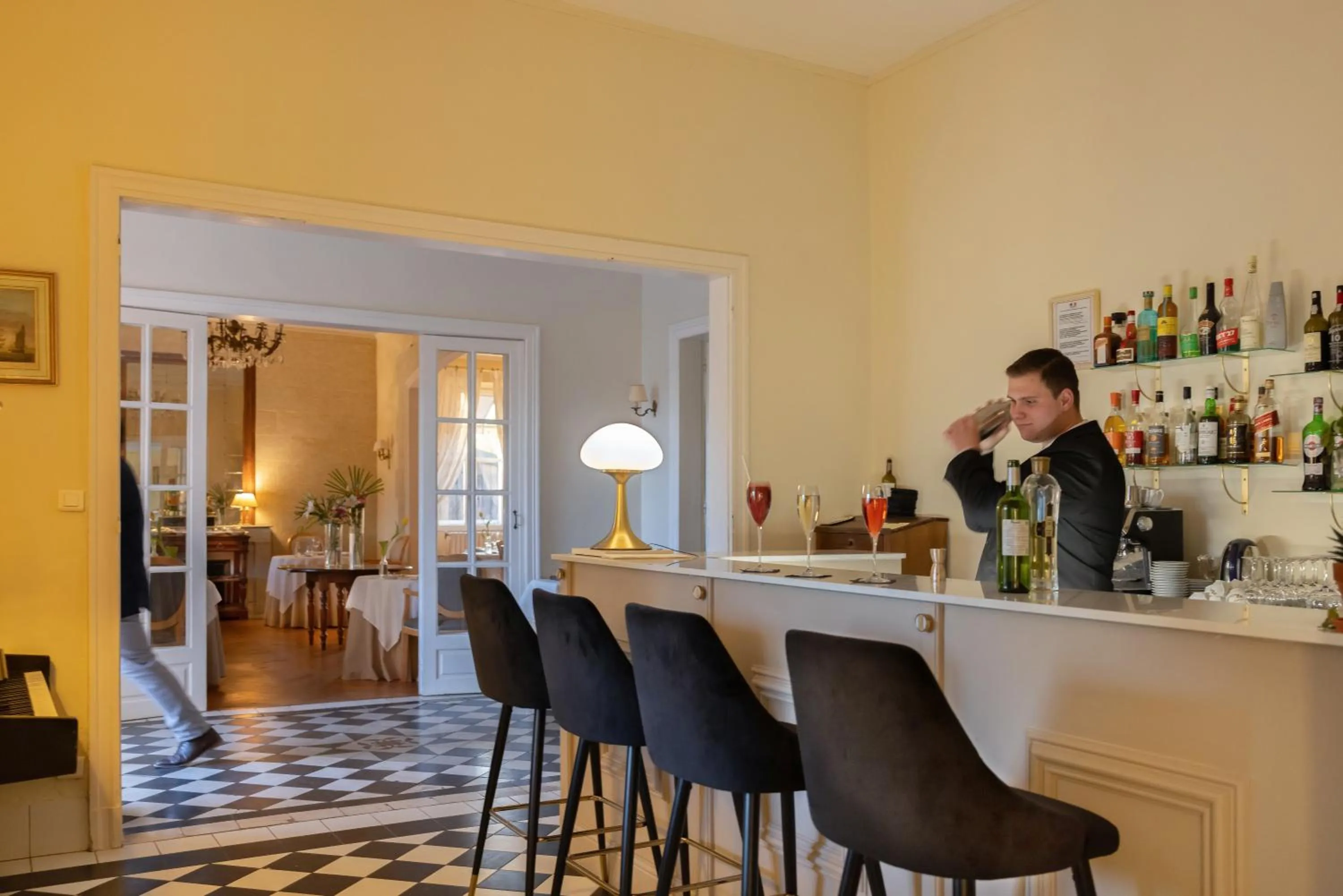 Lounge or bar in Logis Hôtel Restaurant Château Bellevue