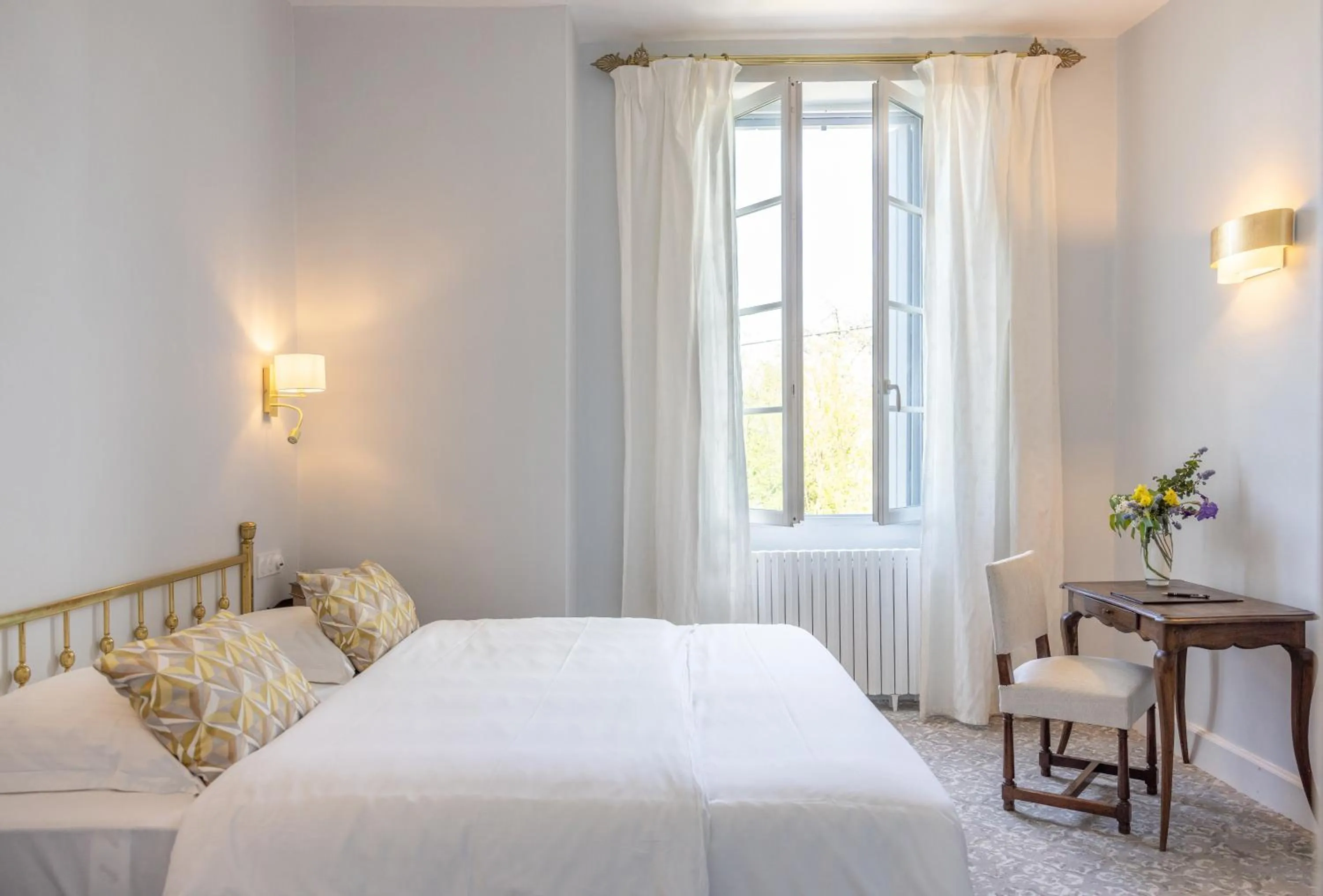 Photo of the whole room, Bed in Logis Hôtel Restaurant Château Bellevue