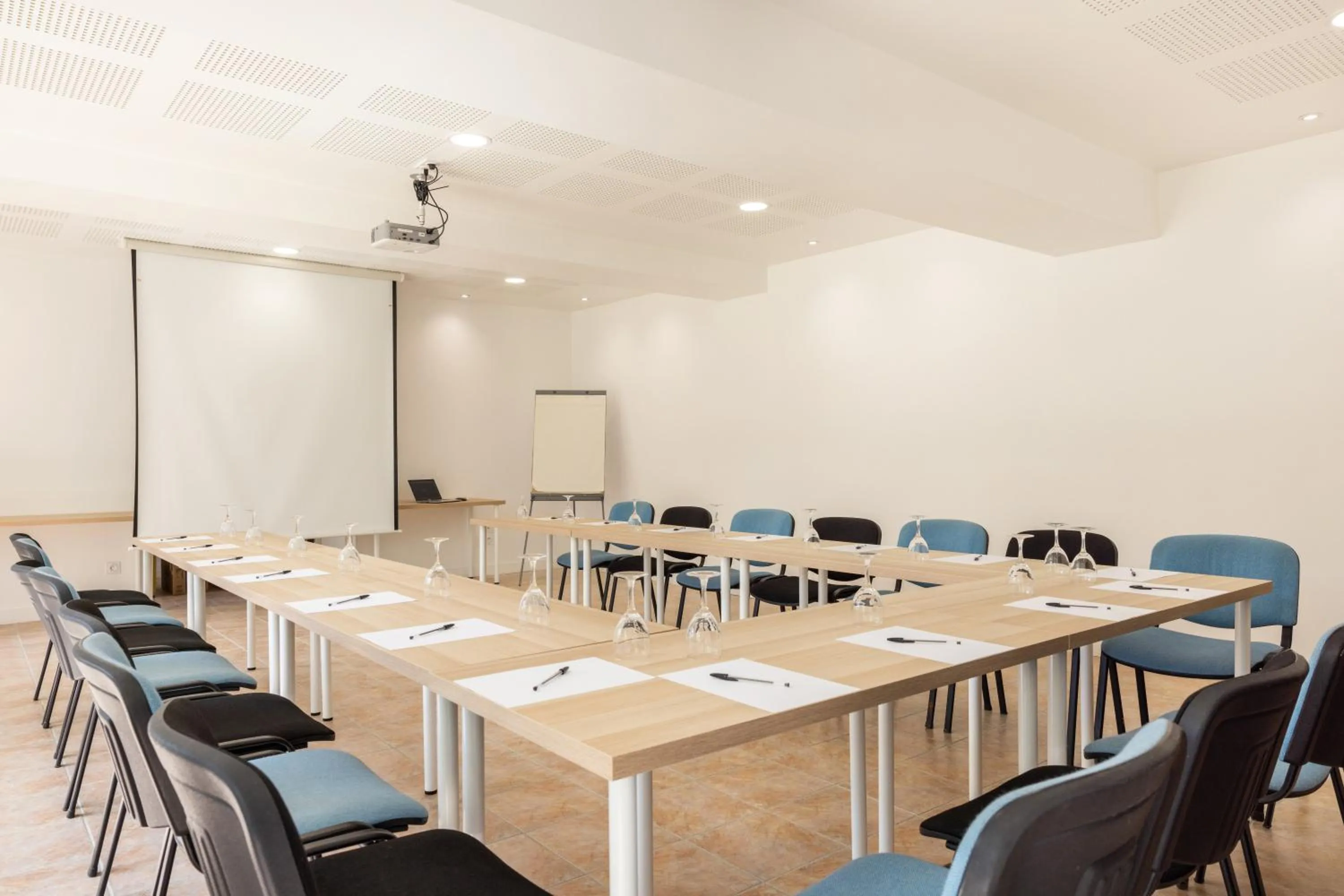 Meeting/conference room in Logis Hôtel Restaurant Château Bellevue