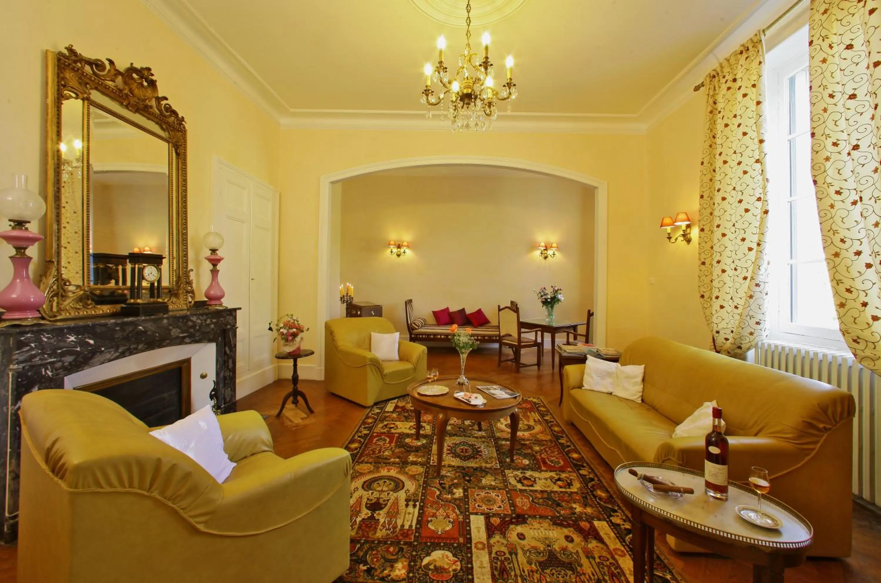 Lounge or bar in Logis Hôtel Restaurant Château Bellevue