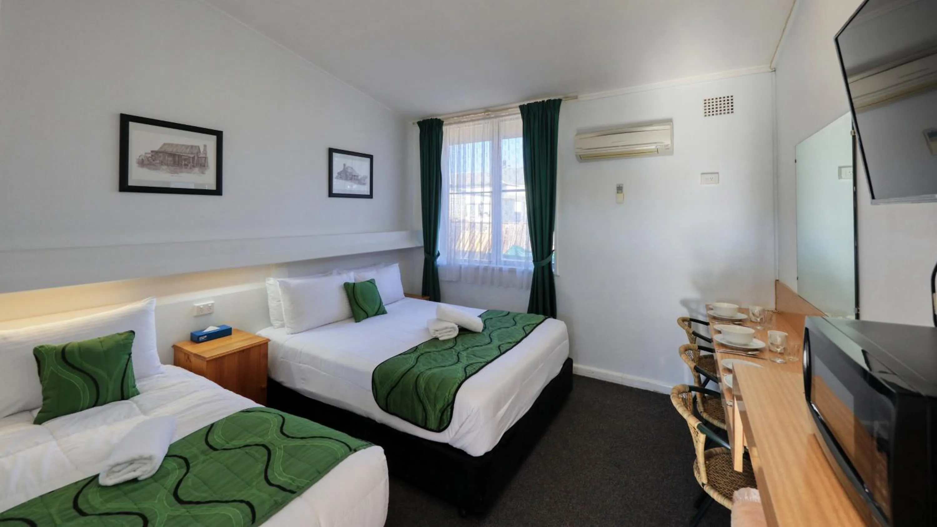 Dining area, Bed in CBD GI Motel