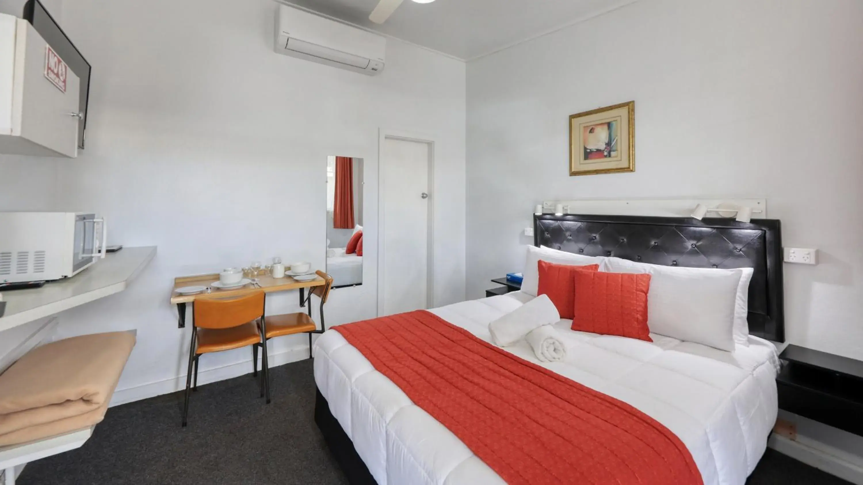Standard Queen Room in CBD GI Motel Standard Queen Room in CBD GI Motel