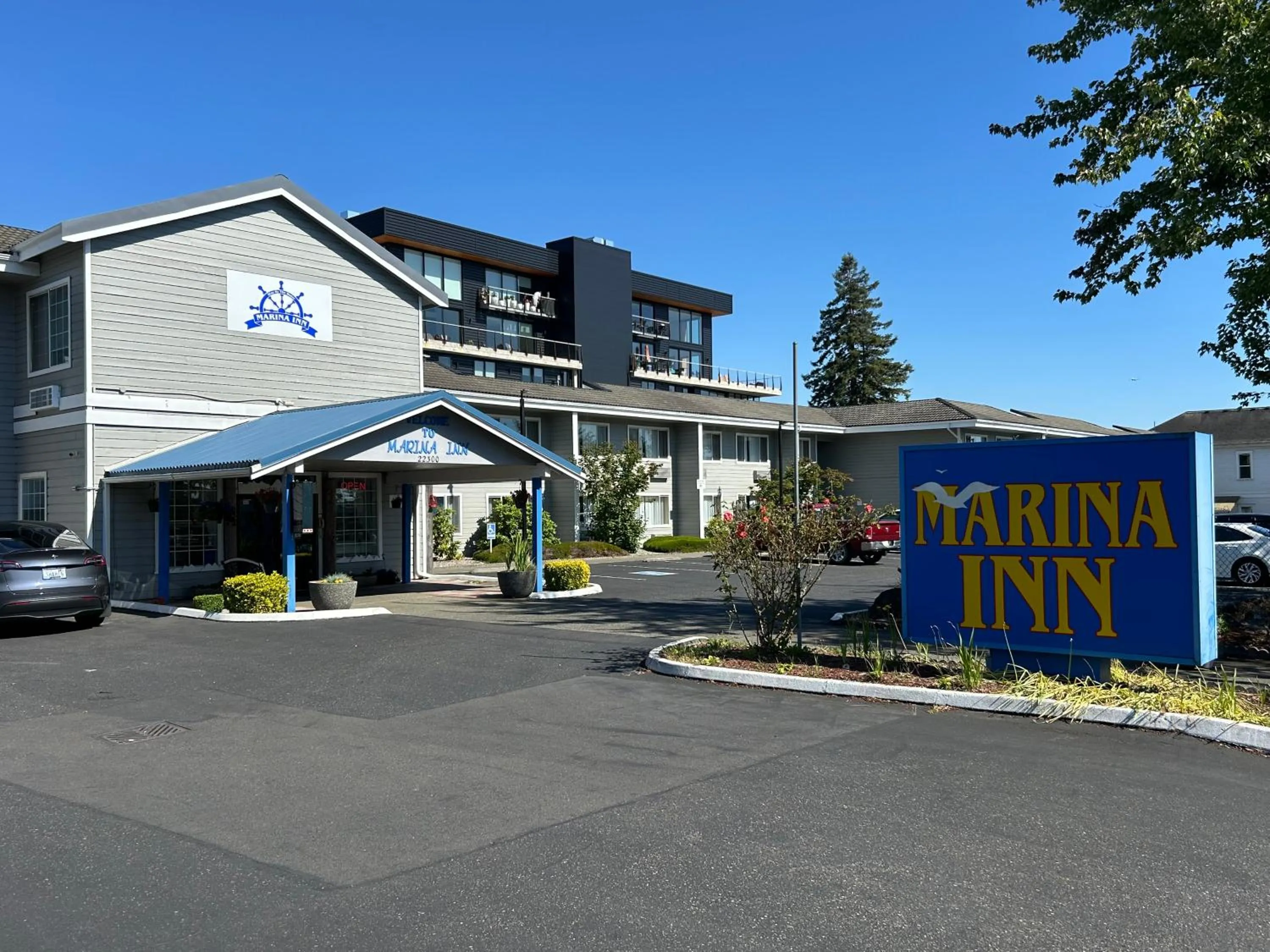 Property building in Marina Inn Des Moines / SeaTac