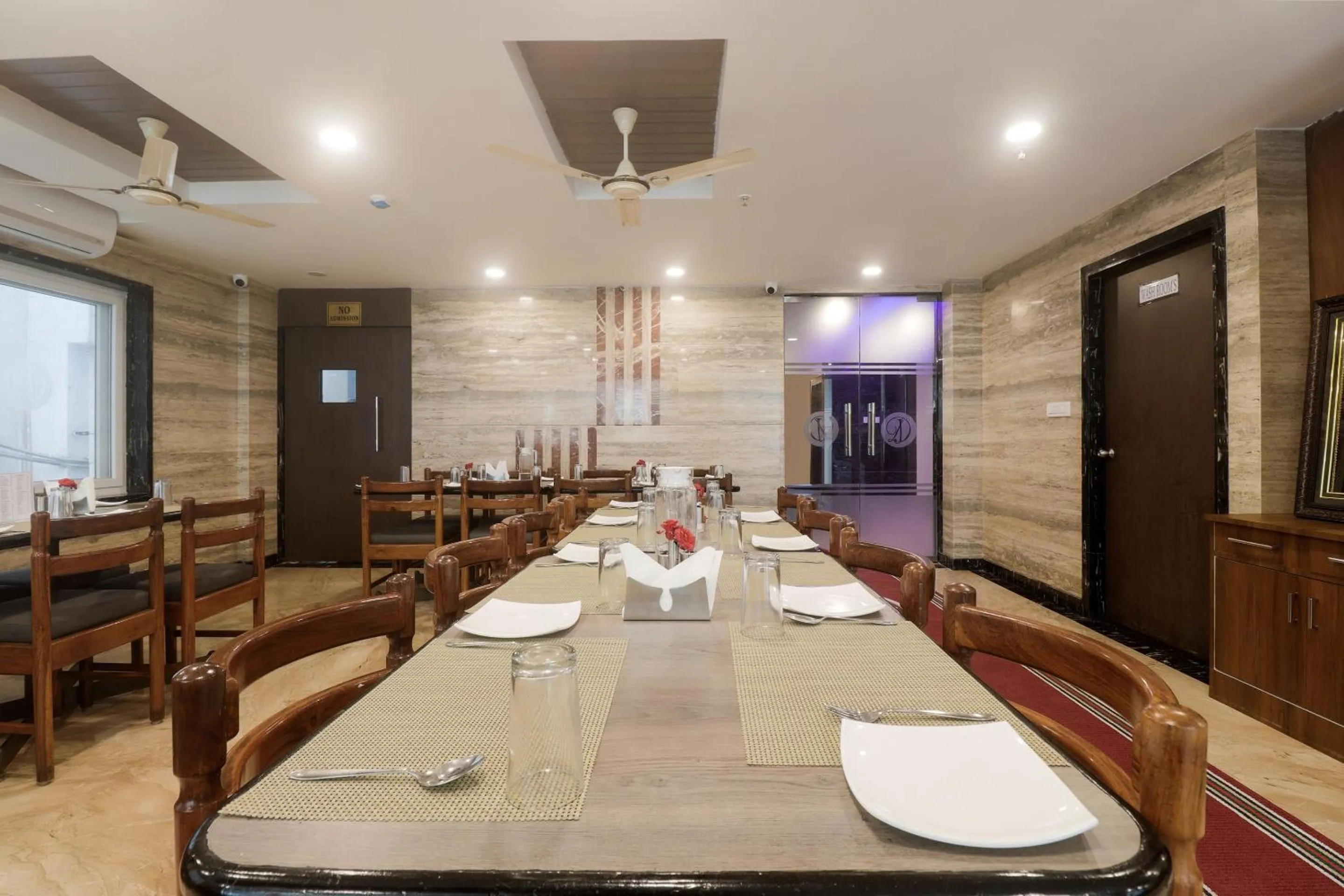 Restaurant/places to eat in Townhouse DJ Grand